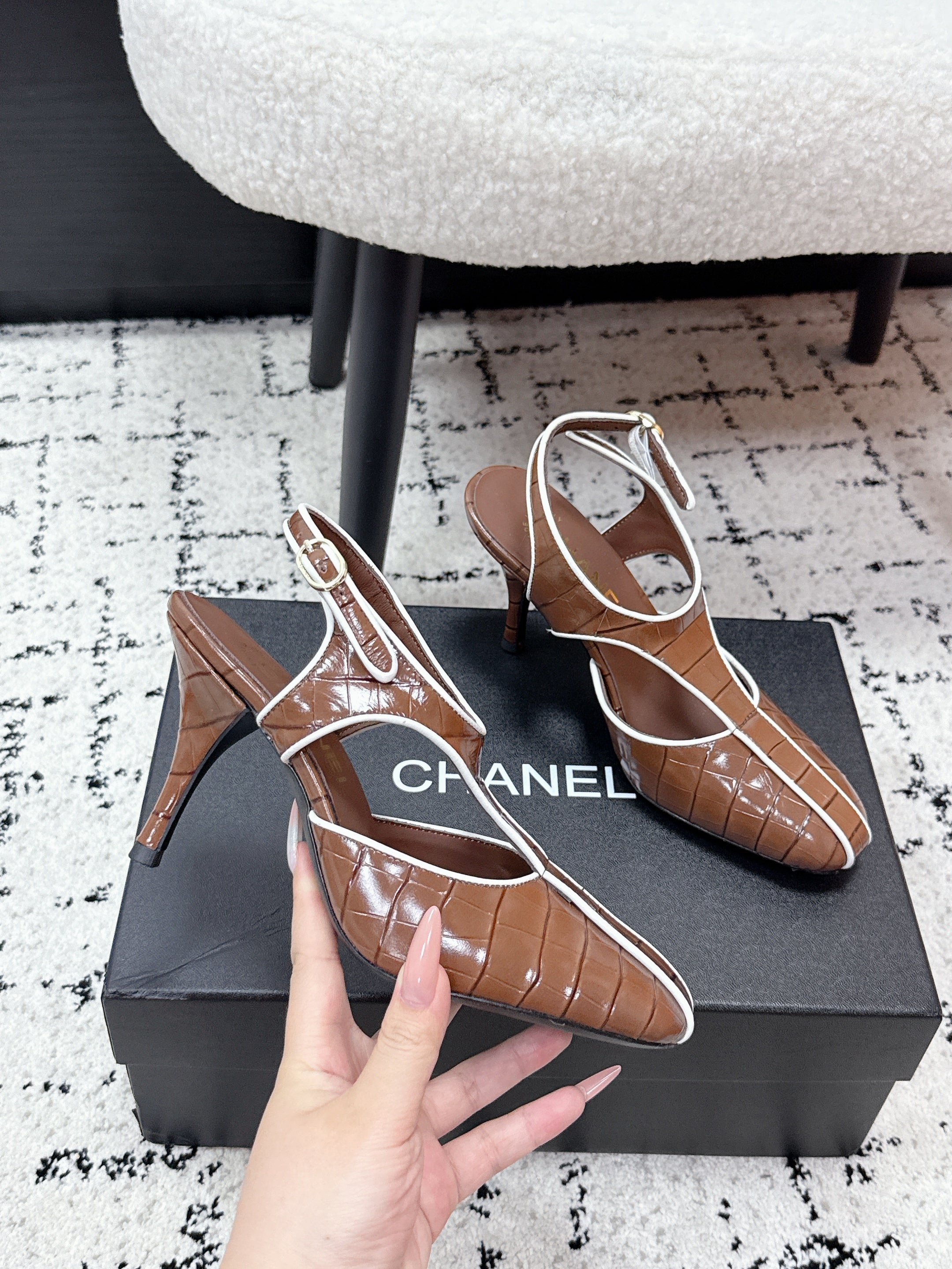 CC SS26 Slingbacks 9.5cm Brown White Crocodile Embossed Patent Calfskin 679036