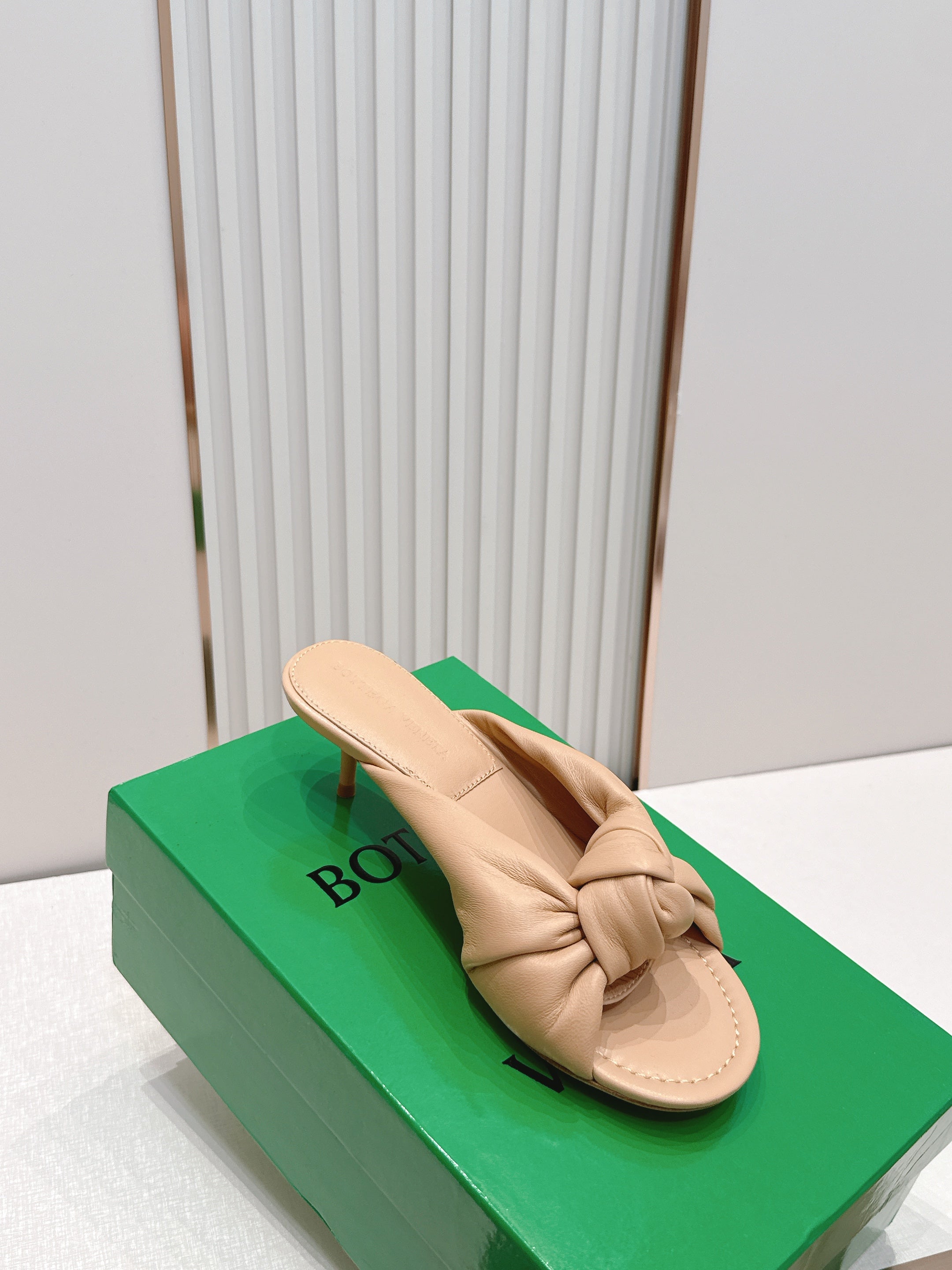 BV Maroon Knotted Slides 5.5cm Beige Leather 798047