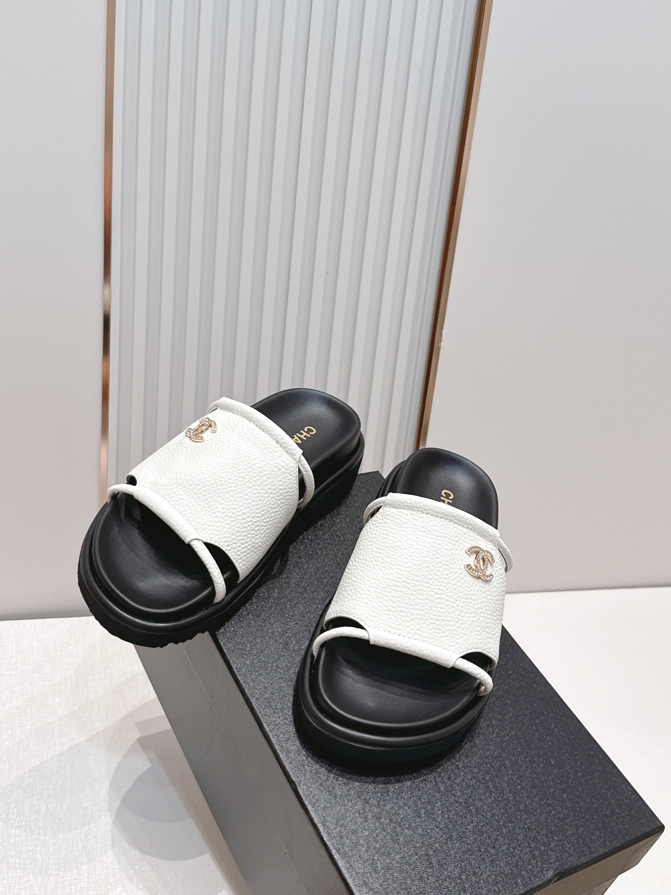 CC Flat Slip-on Sandals White Grain Leather 798336