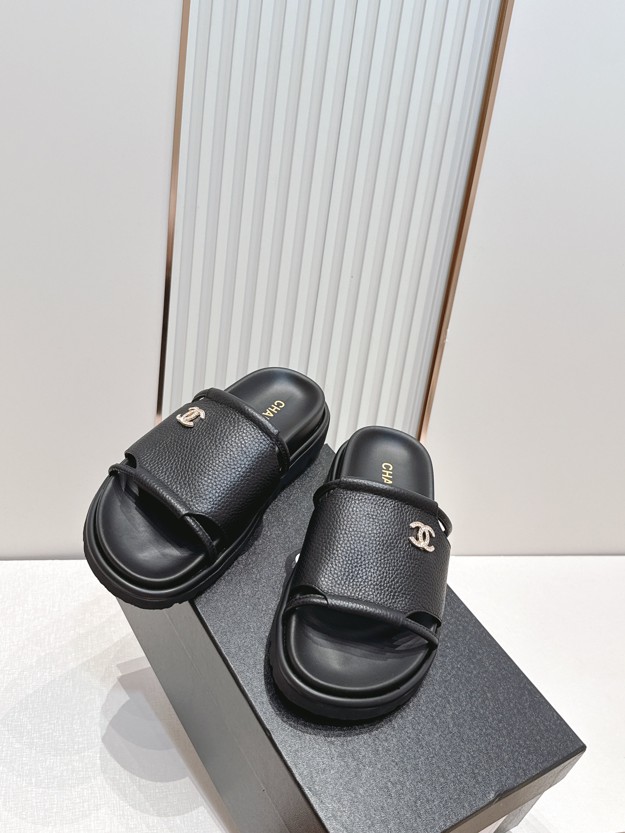 CC Flat Slip-on Sandals Black Grain Leather 798338