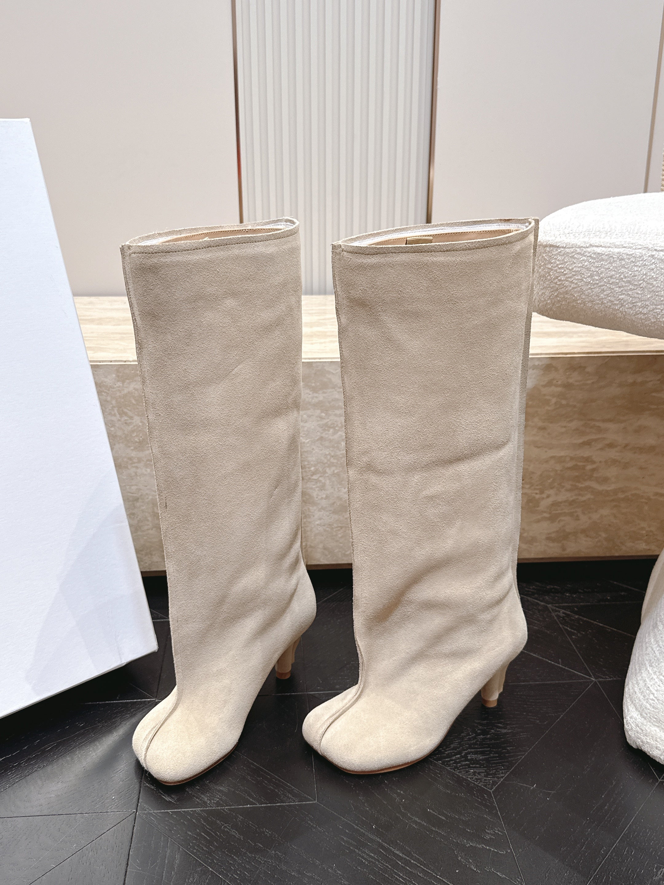MM6 Anatomic Slip-on Boots 7cm Cream Suede 954407