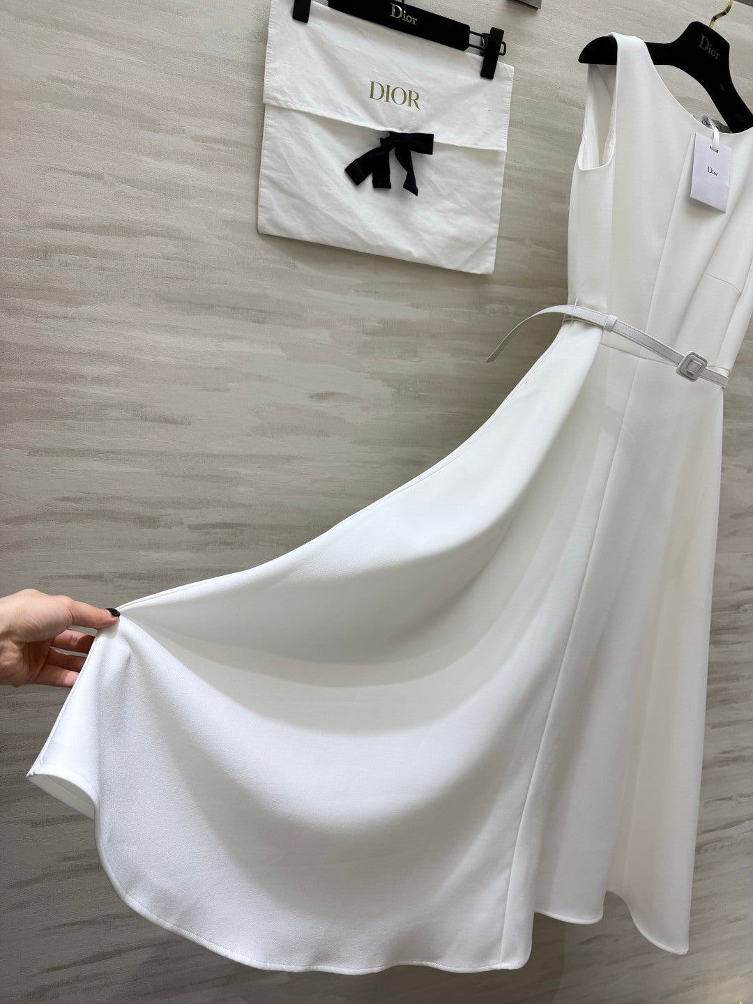 CD 26s Mid-Length Flared Dress Belt White Wool and Silk Shantung 414141