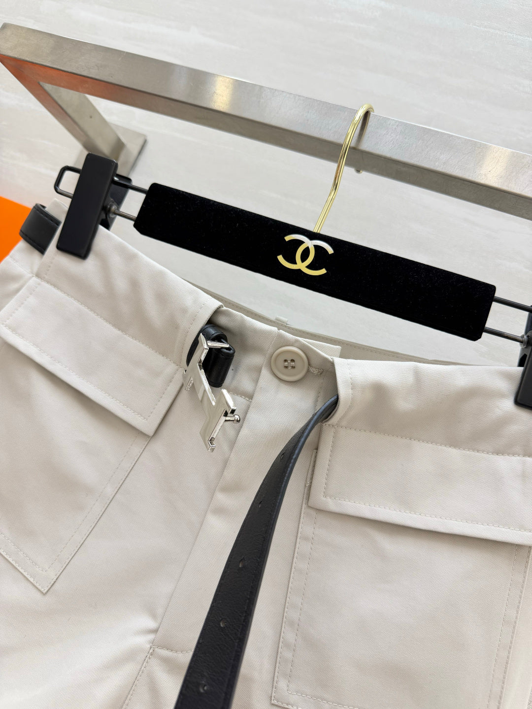 HM 26s Cargo Shorts with H-Buck Metal Belt Cream Cotton 413970