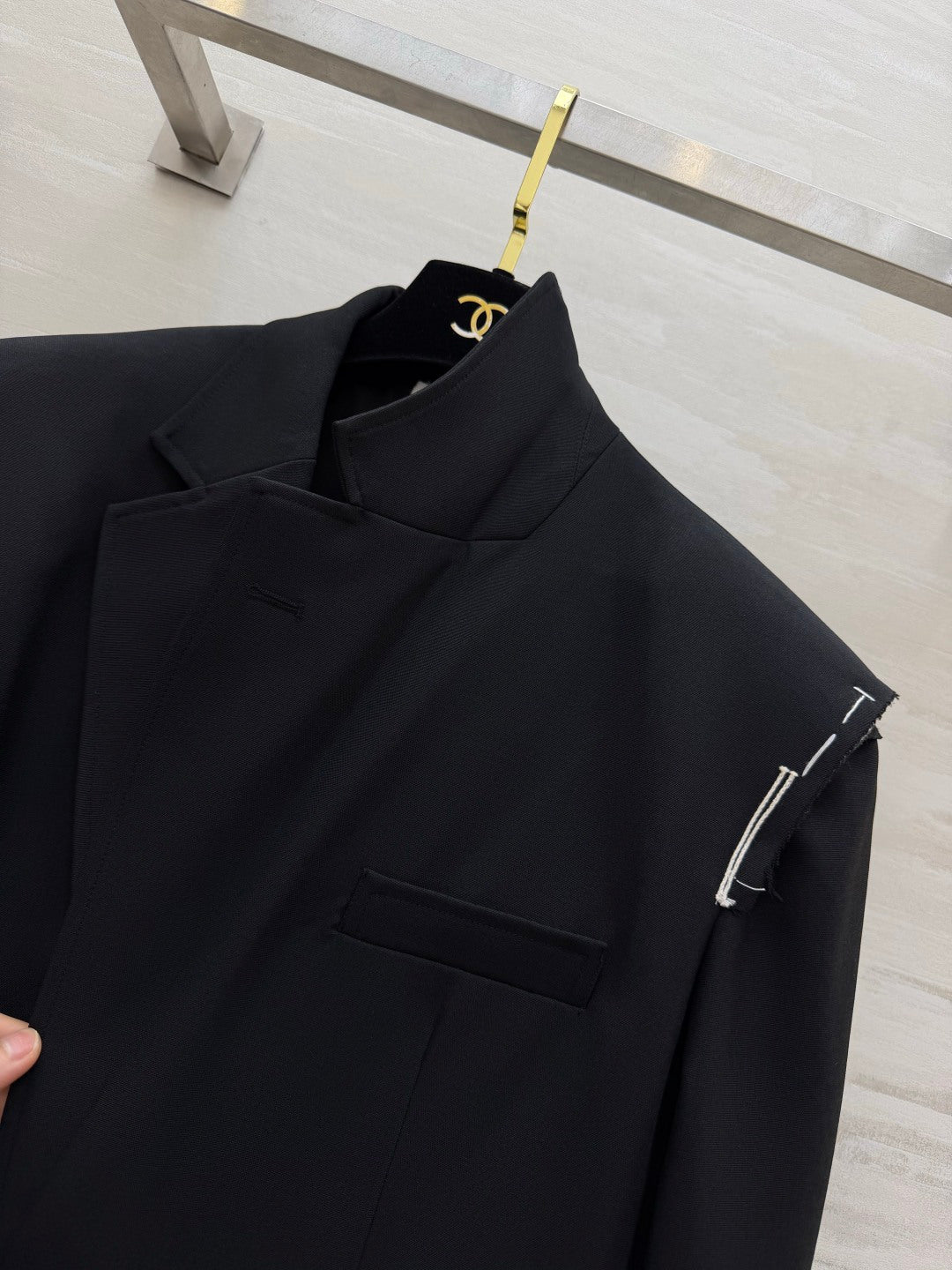 MM6 26S Black Deconstructed Detachable Sleeve Blazer 428155