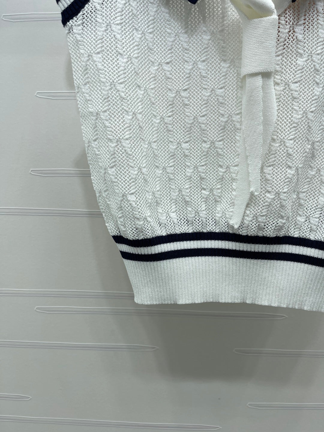 Miu Shawl Tie-Wear Knitted Vest White Black Wool 382102