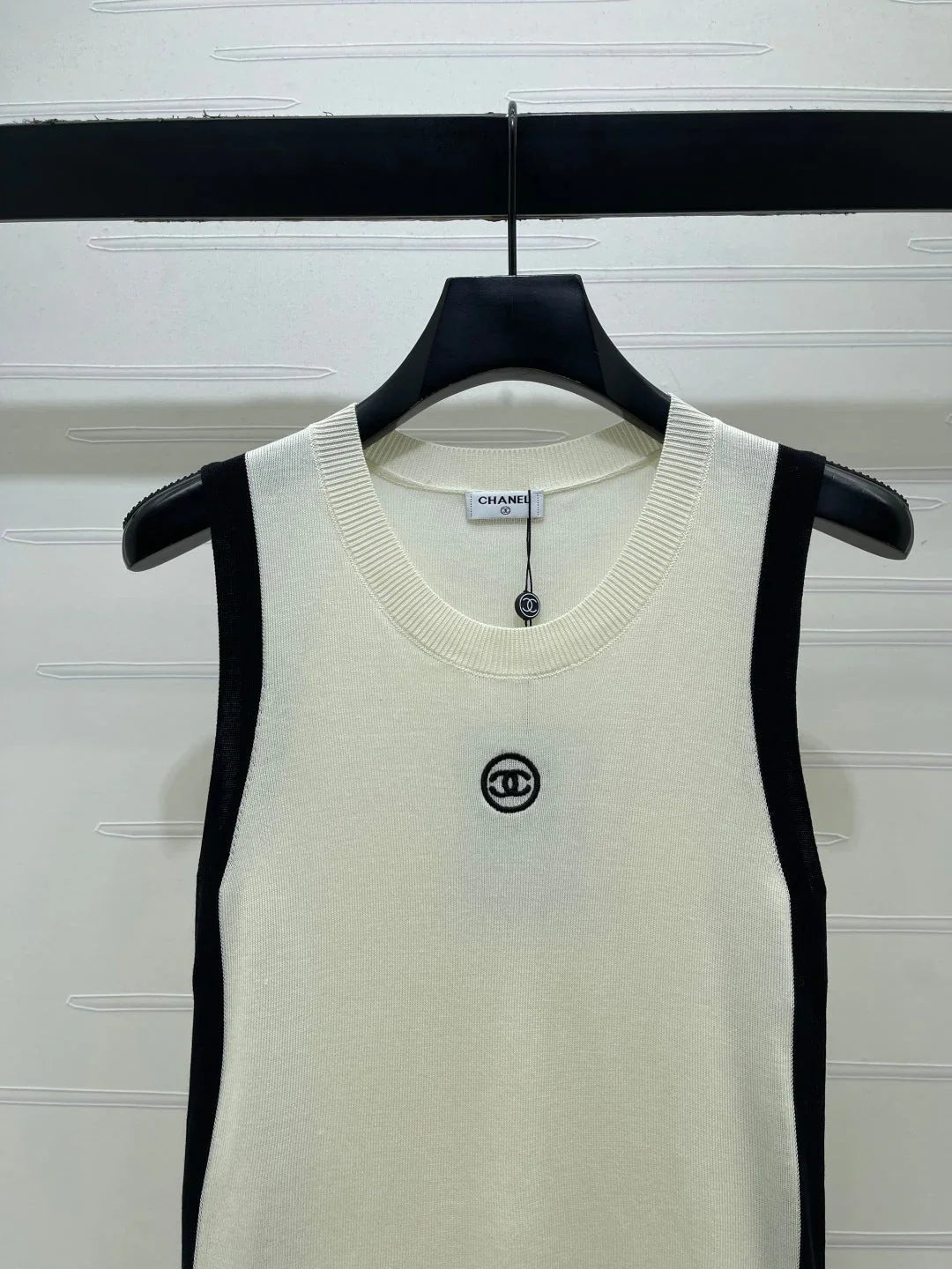 Chanel 2026 Color-blocked Knit Vest Tencel 390651
