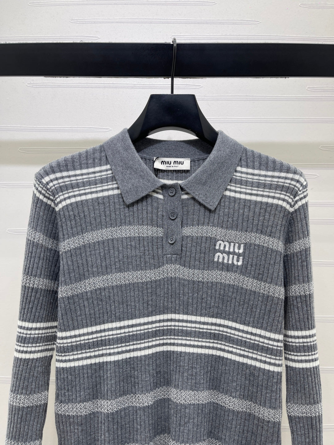 Miu 26s Collared Knit Long-Sleeved Top Grey White 413347