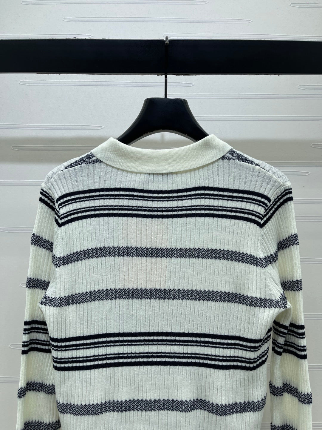 Miu 26s Collared Knit Long-Sleeved Top Black White 413346