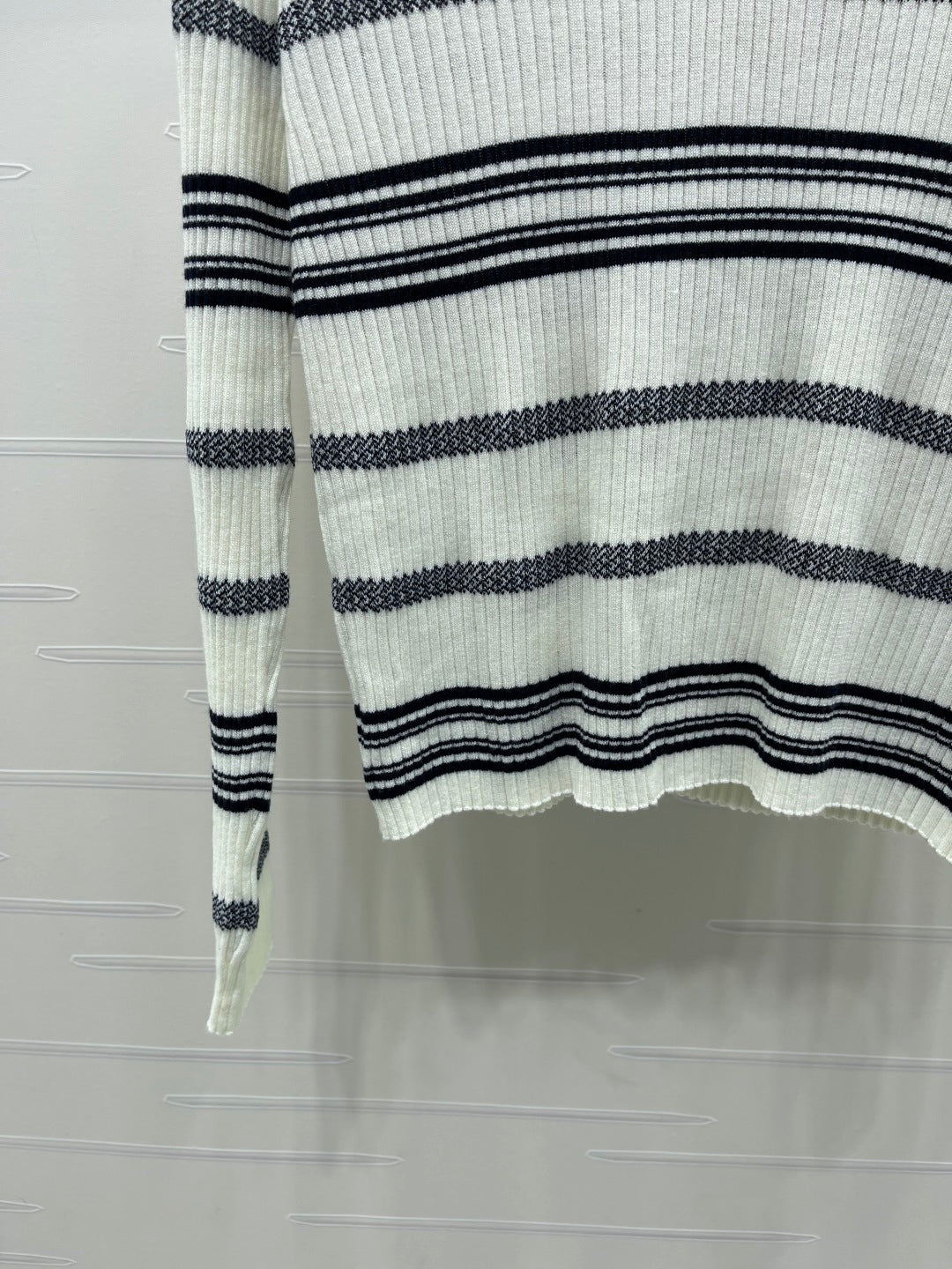 Miu 26s Collared Knit Long-Sleeved Top Black White 413346