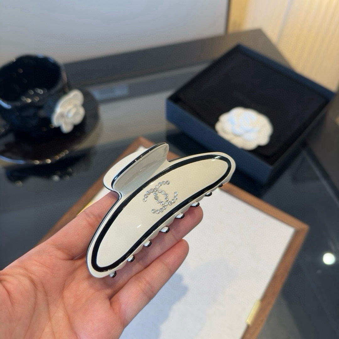 CC 26s White Claw Hair Clip 275575