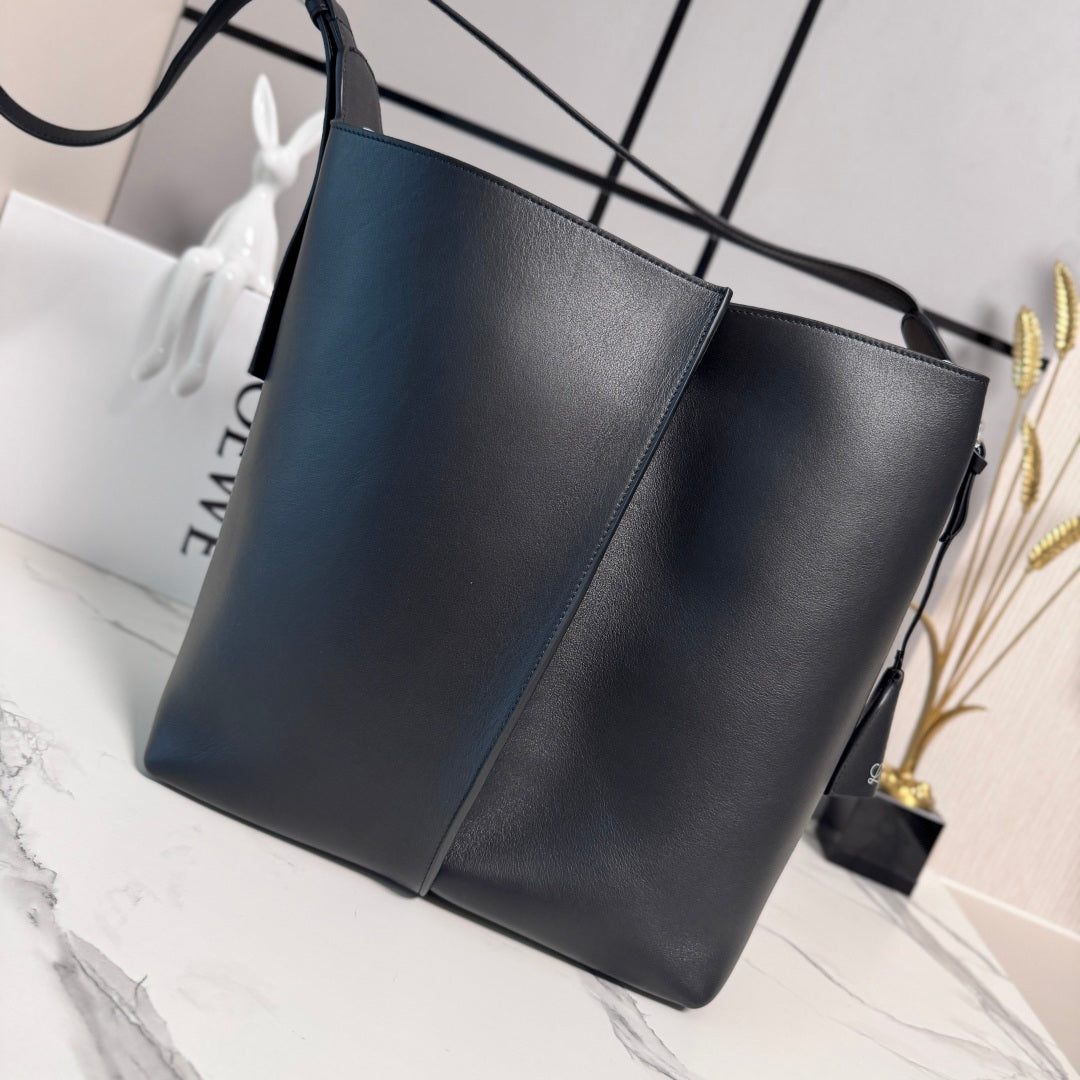 Loewe Large Bilbao Bucket Black Smooth Calfskin 289322