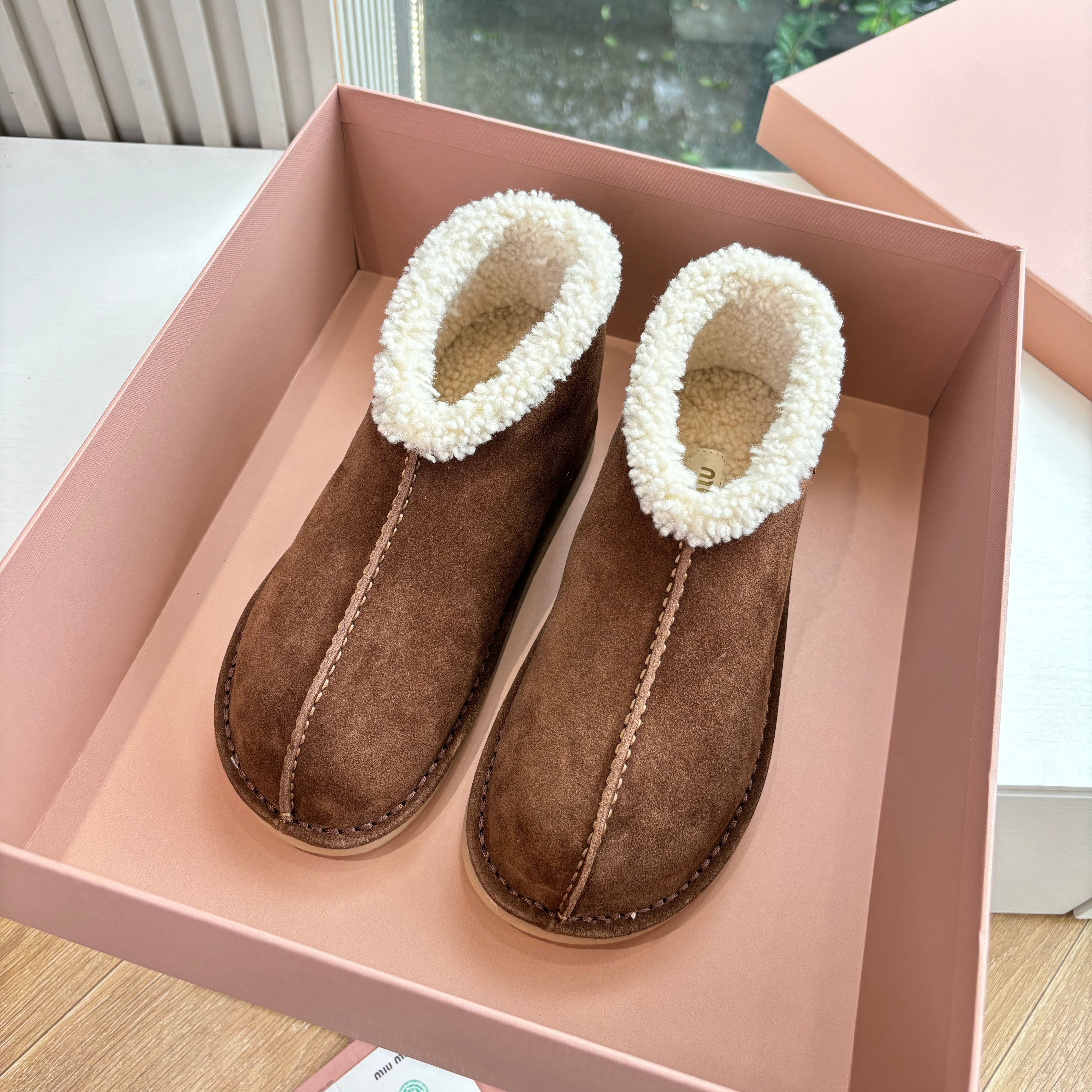 Miu FW25 Snow Boots Brown White Wool Suede 506649