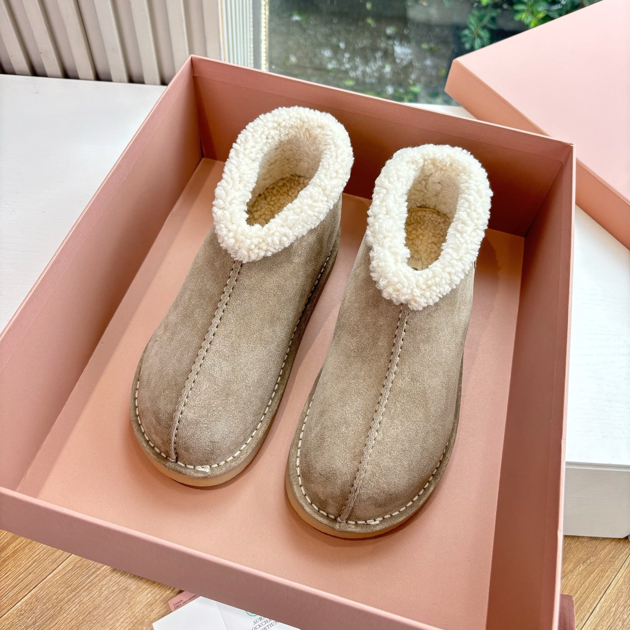 Miu FW25 Snow Boots Taupe White Wool Suede 506650
