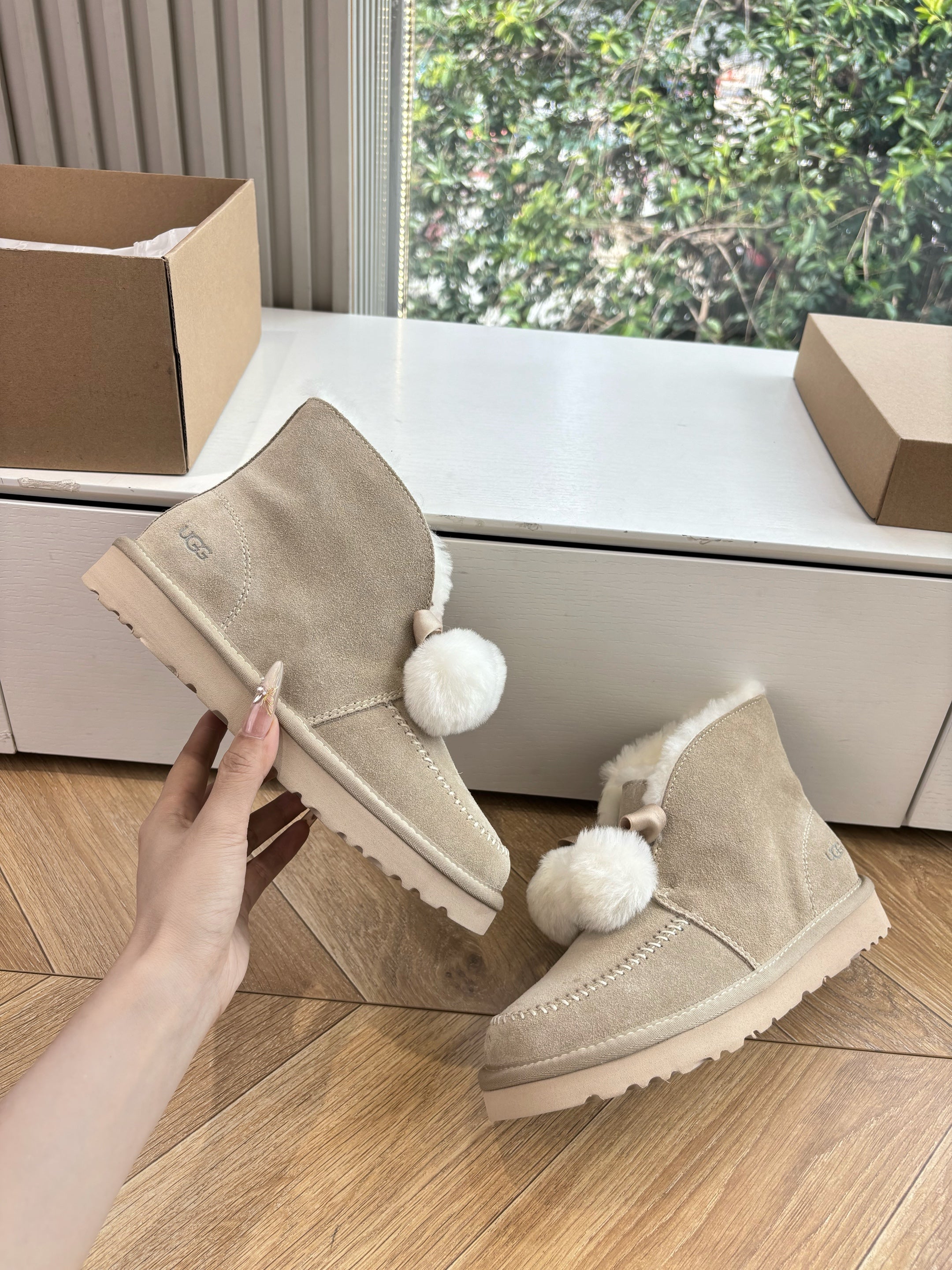 UGG Kallen Boots Taupe White Wool Suede 506602