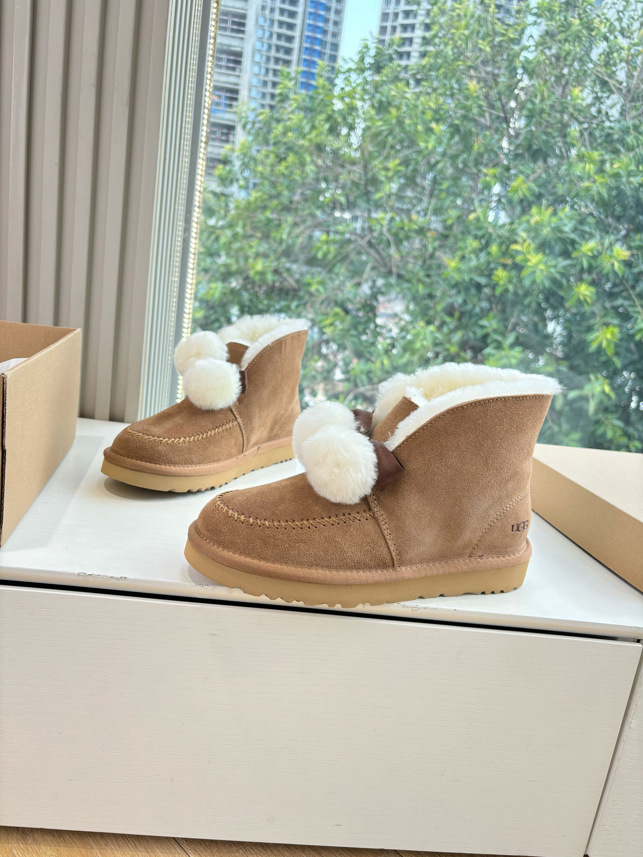 UGG Kallen Boots Brown White Wool Suede 506603