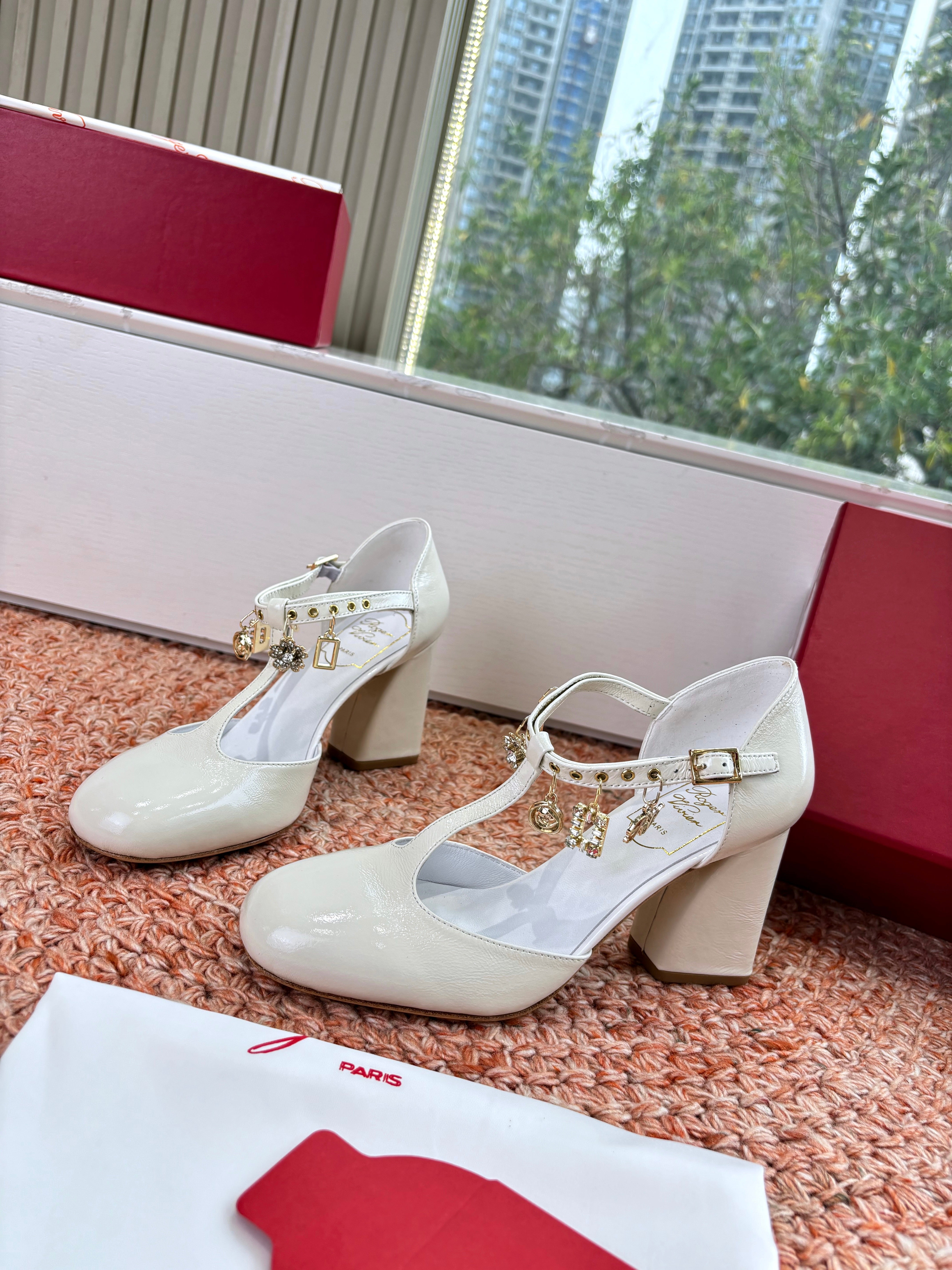 Très Vivier Mary Jane Pumps 8.5 cm White Patent Leather