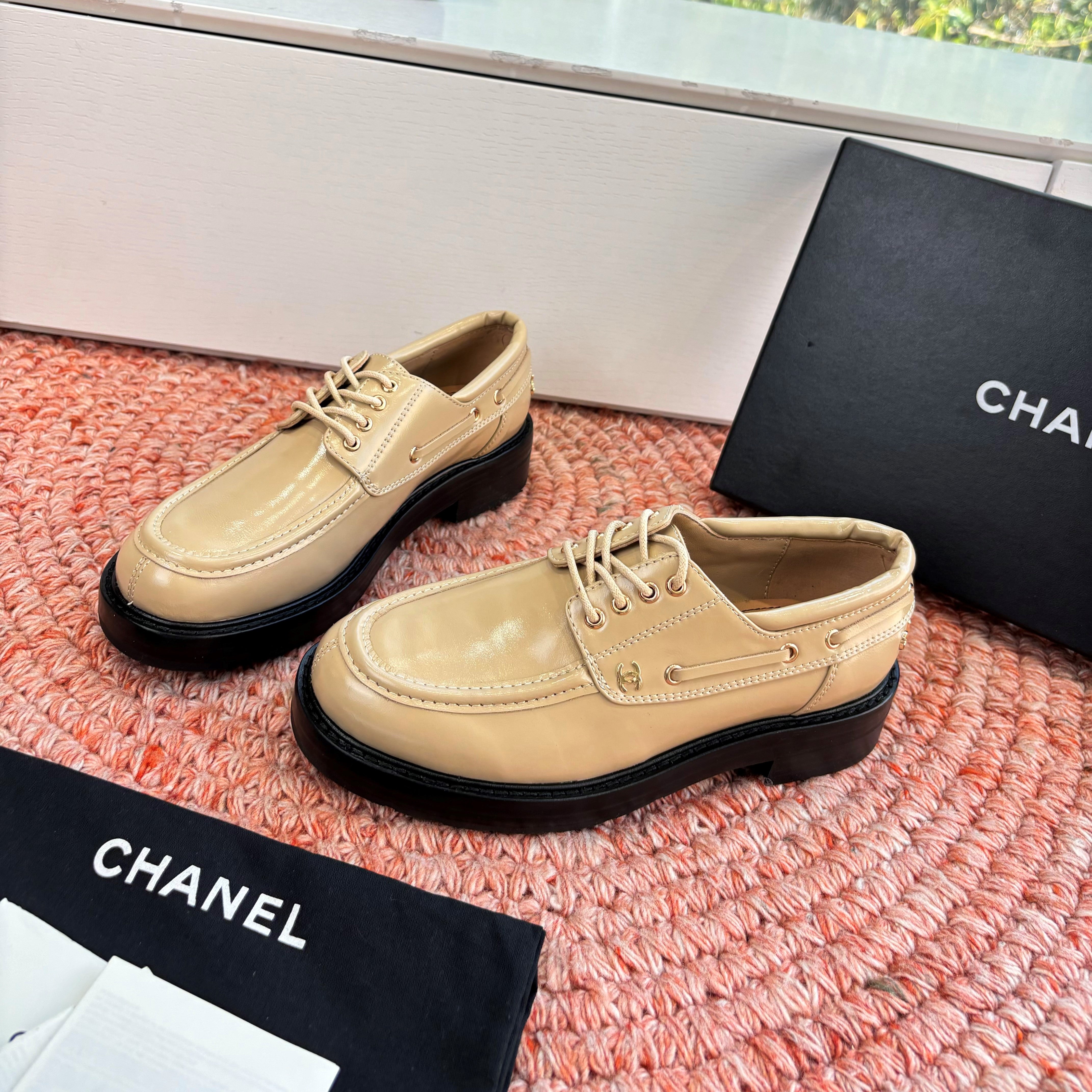 CC G189 26s Deep-cut Loafers Beige Glossy Lambskin 648219