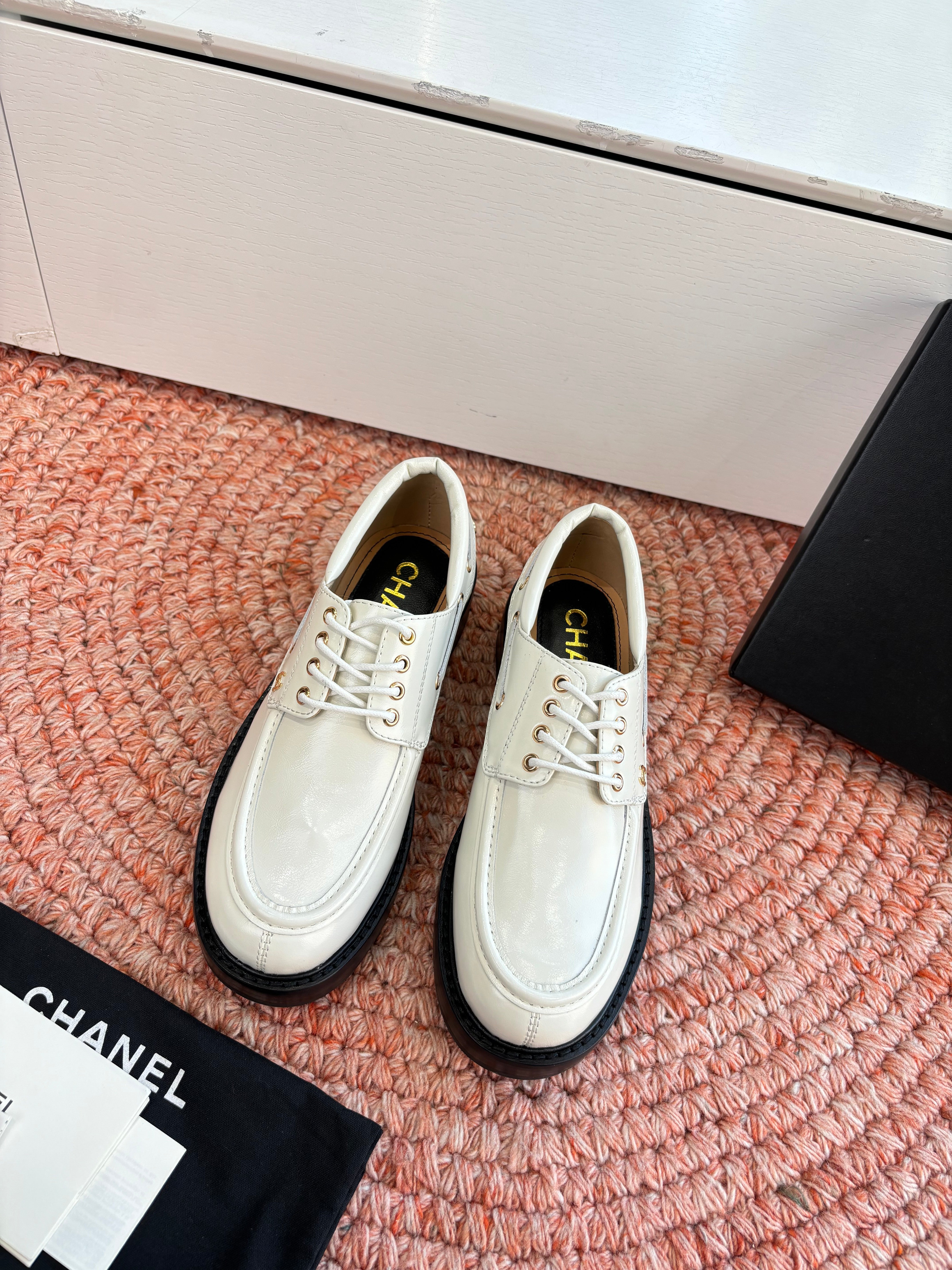 CC G189 26s Deep-cut Loafers White Glossy Lambskin 648220