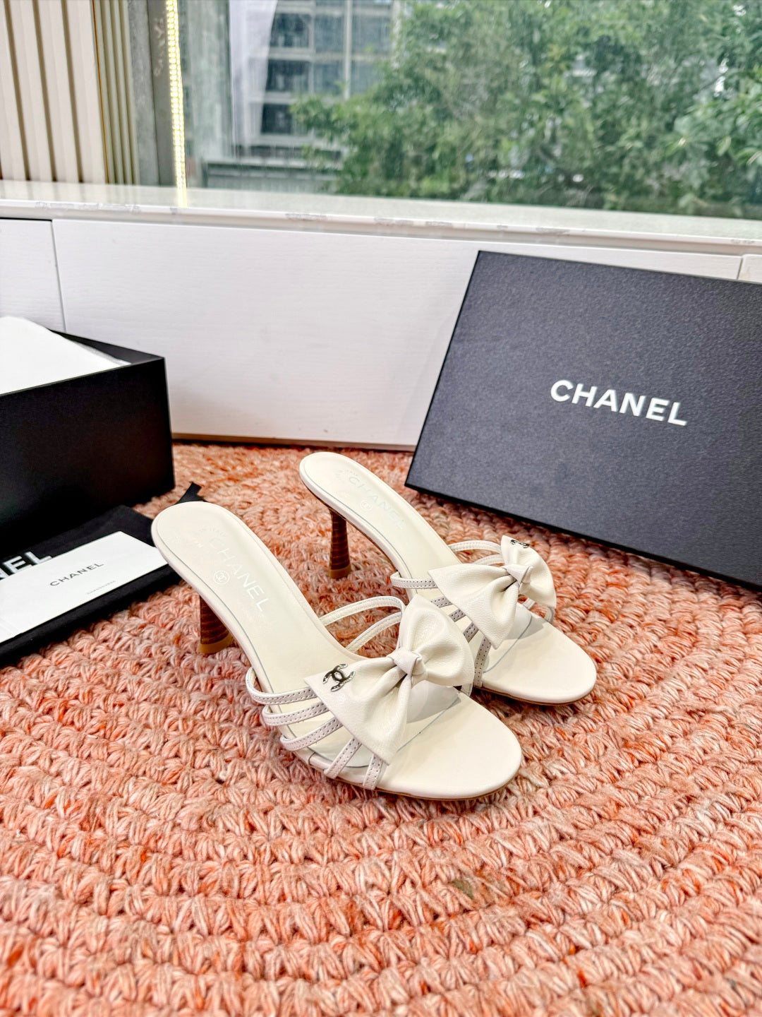 CC 26s Bow Heels Mules White Sheepskin 703670