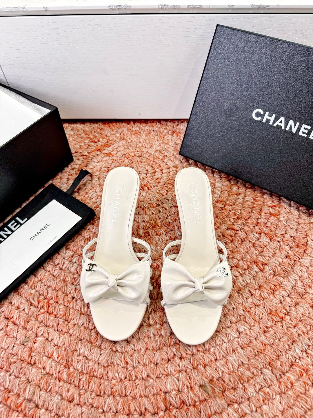 CC 26s Bow Heels Mules White Sheepskin 703670