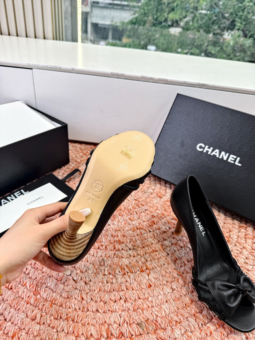 CC 26s Bow Heels Sandals Black Sheepskin 703675