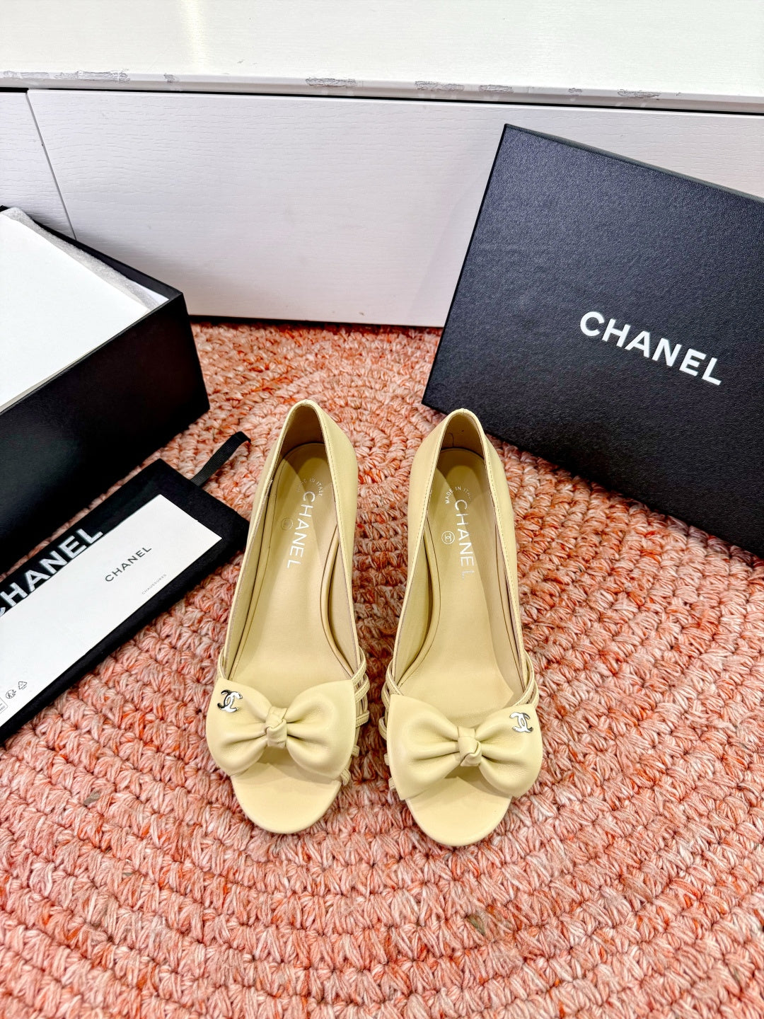 CC 26s Bow Heels Sandals Beige Sheepskin 703678