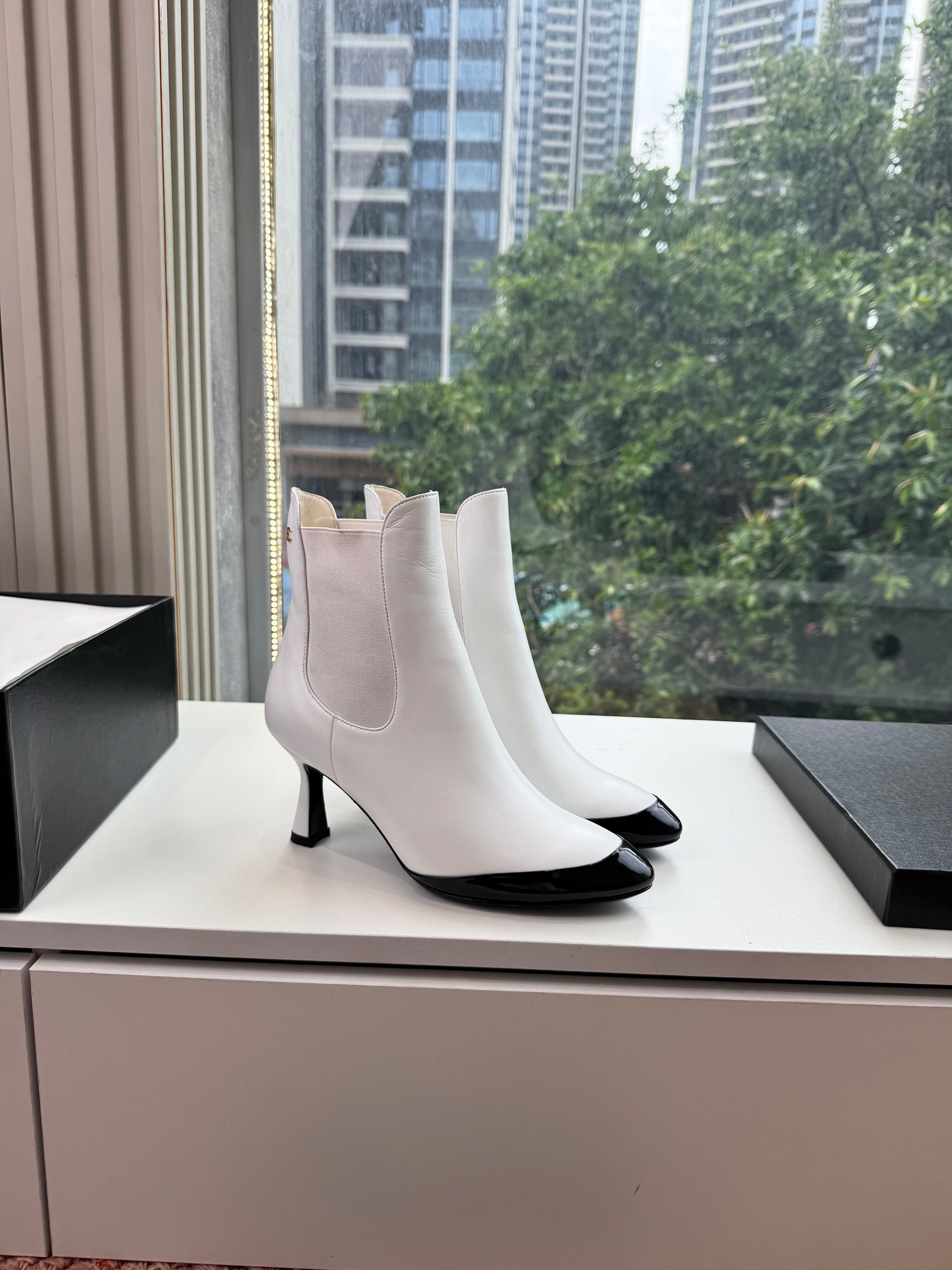 CC 26s Boot Black White Lambskin Patent Leather 916015