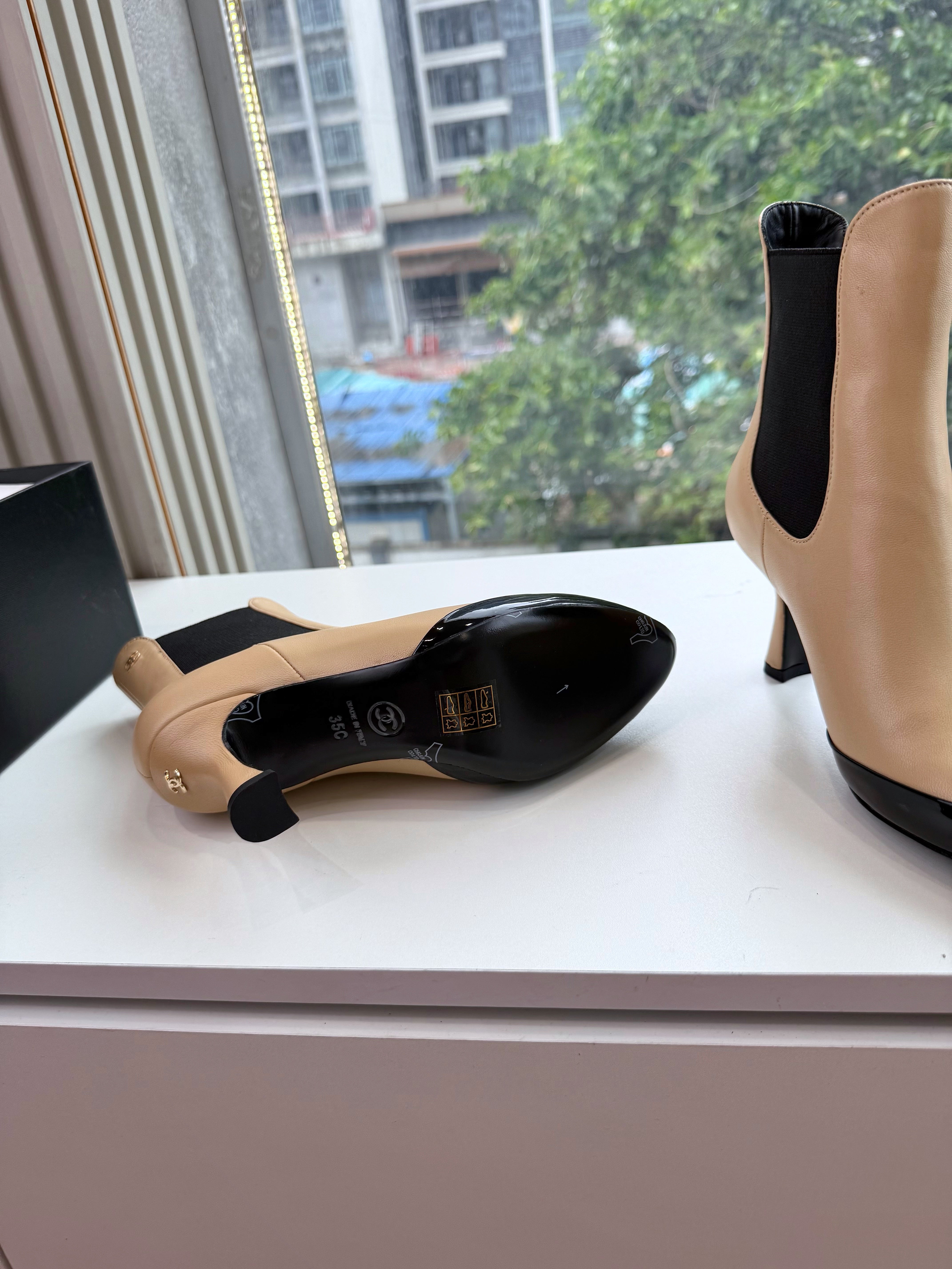 CC 26s Boot Black Beige Lambskin Patent Leather 916017