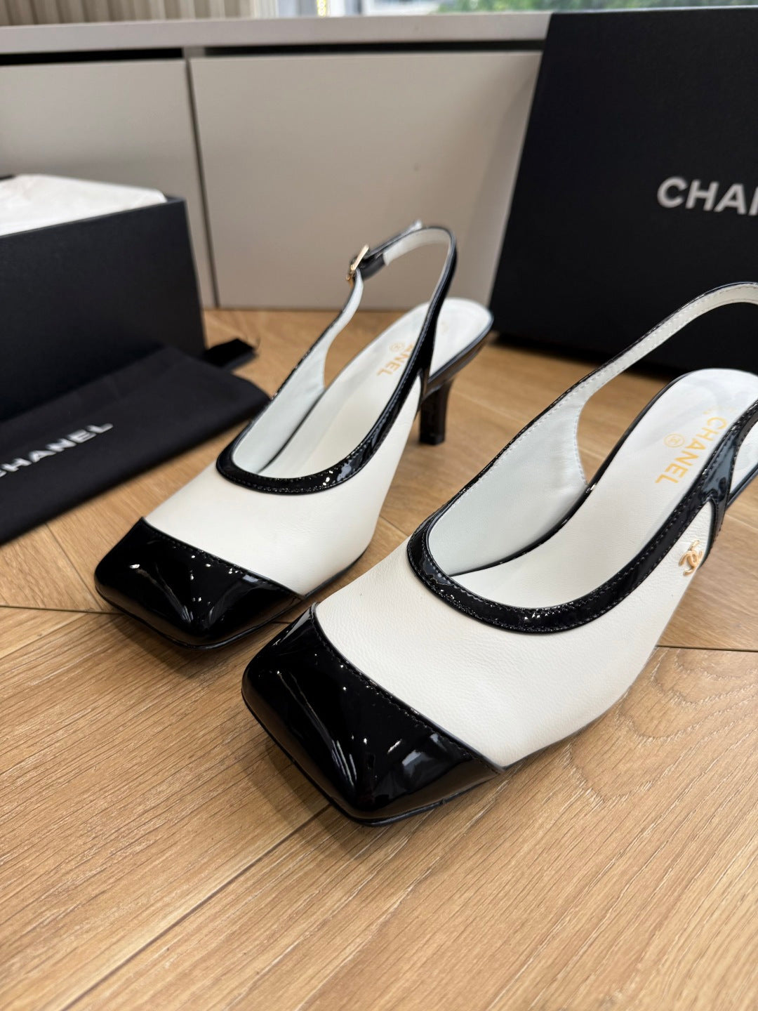 CC 26s Slingback White Black Patent Leather 933124