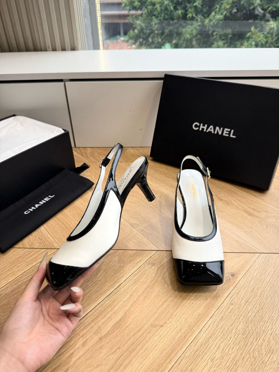 CC 26s Slingback White Black Patent Leather 933124