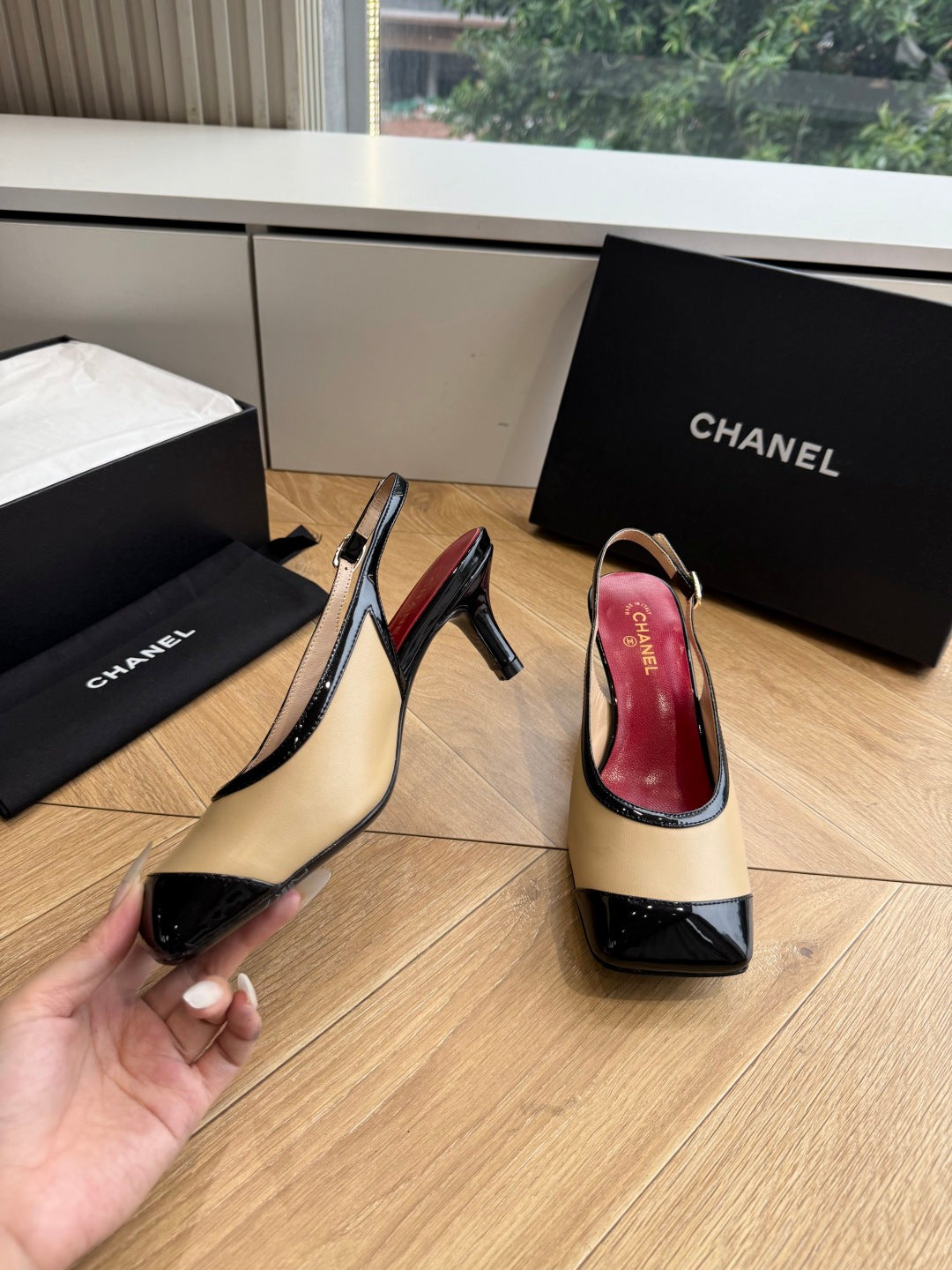 CC 26s Slingback Beige Black Patent Leather 933125