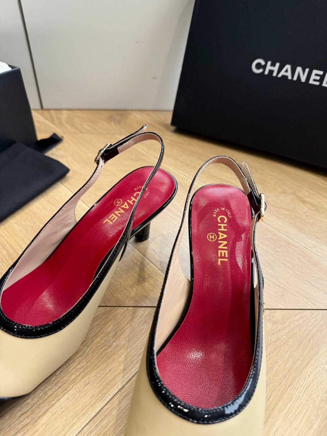 CC 26s Slingback Beige Black Patent Leather 933125