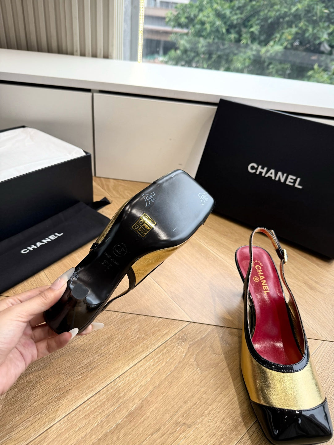 CC 26s Slingback Gold Black Patent Leather 933127