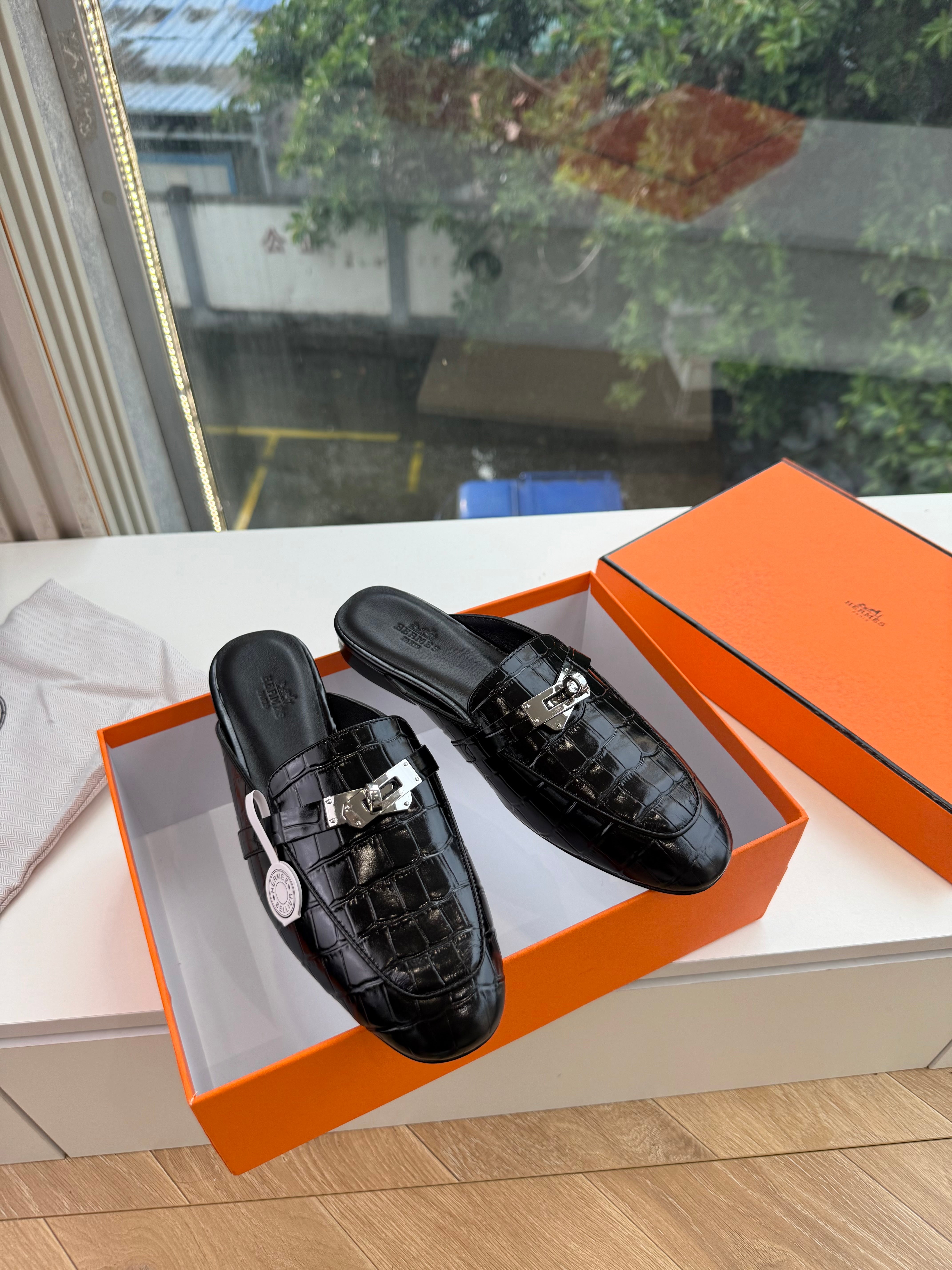 HM 26s Destin Mule Black Crocodile Leather 967706