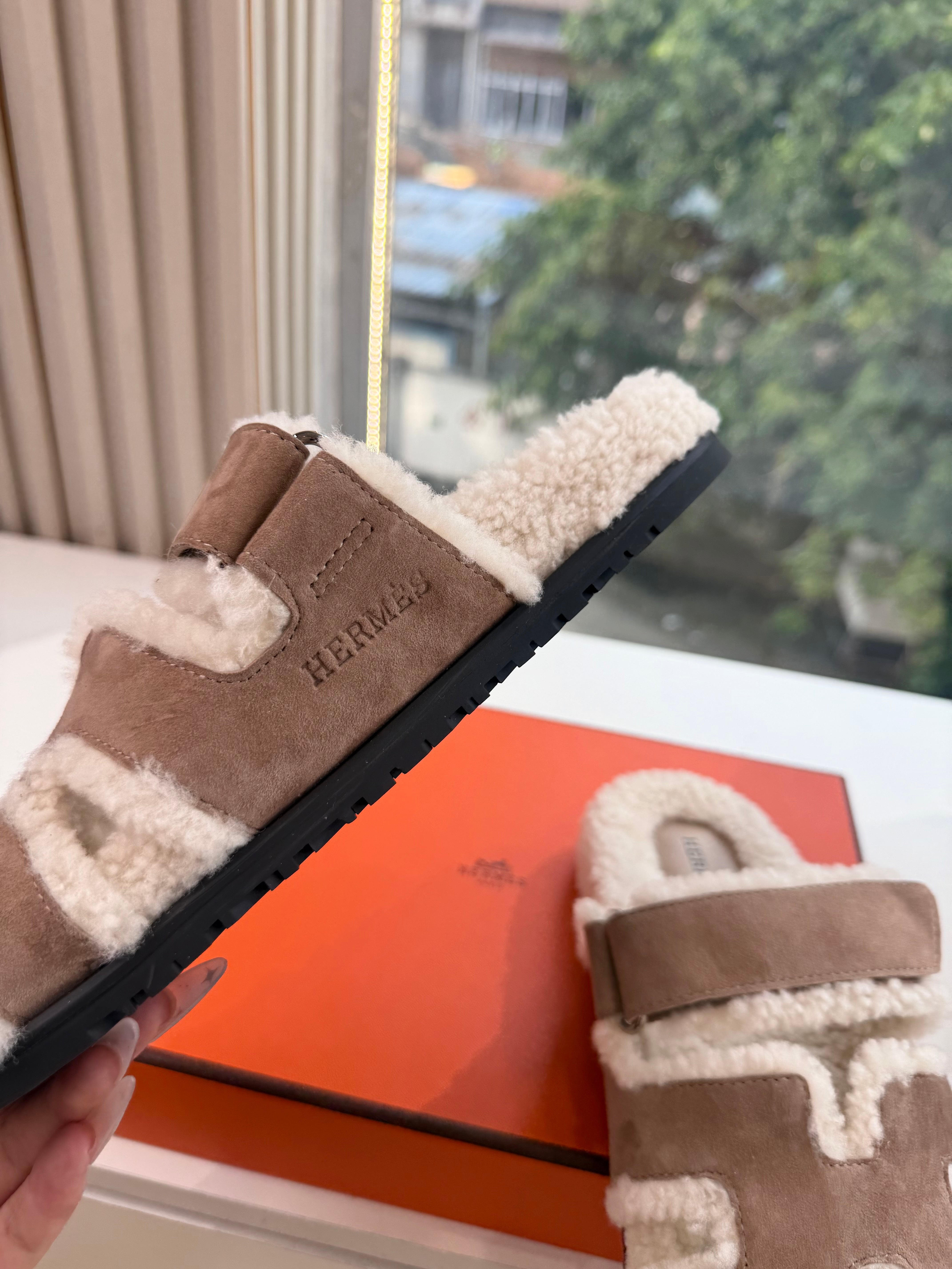 HM Chypre Sandals Light Taupe Shearling Suede 967712