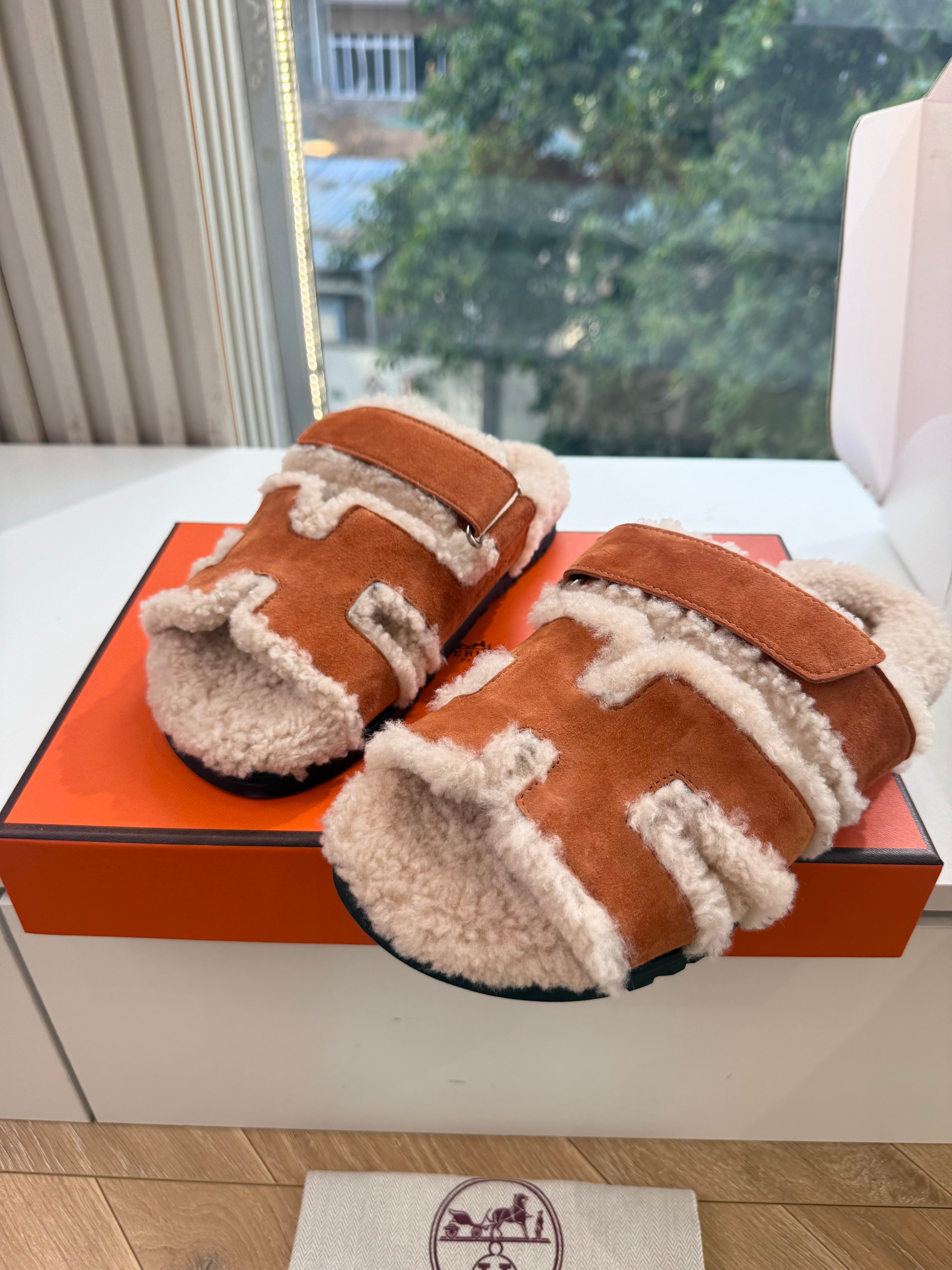 HM Chypre Sandals Cognac Écru Shearling Suede 967714
