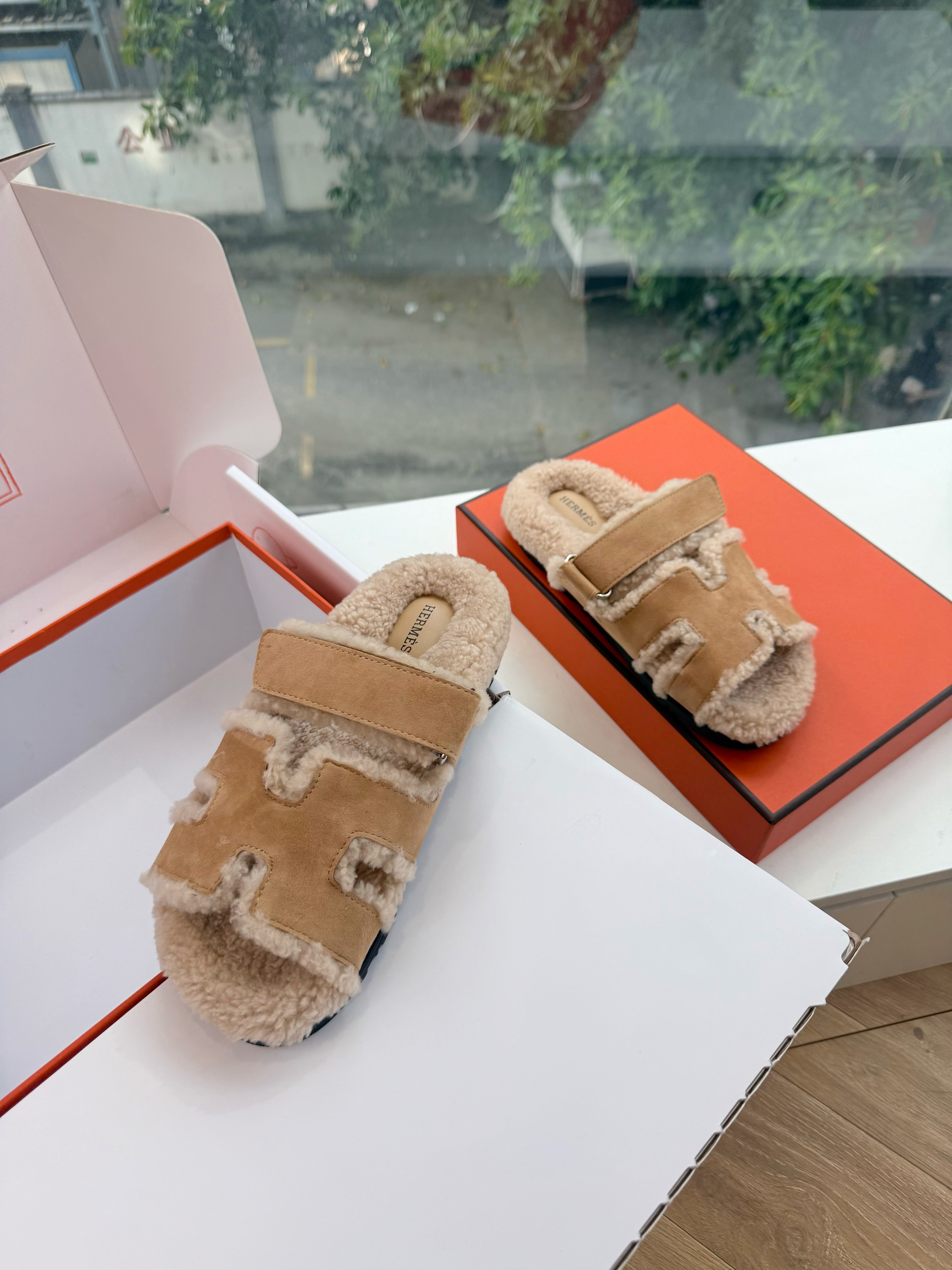 HM Chypre Sandals Naturel Écru Shearling Suede 967716