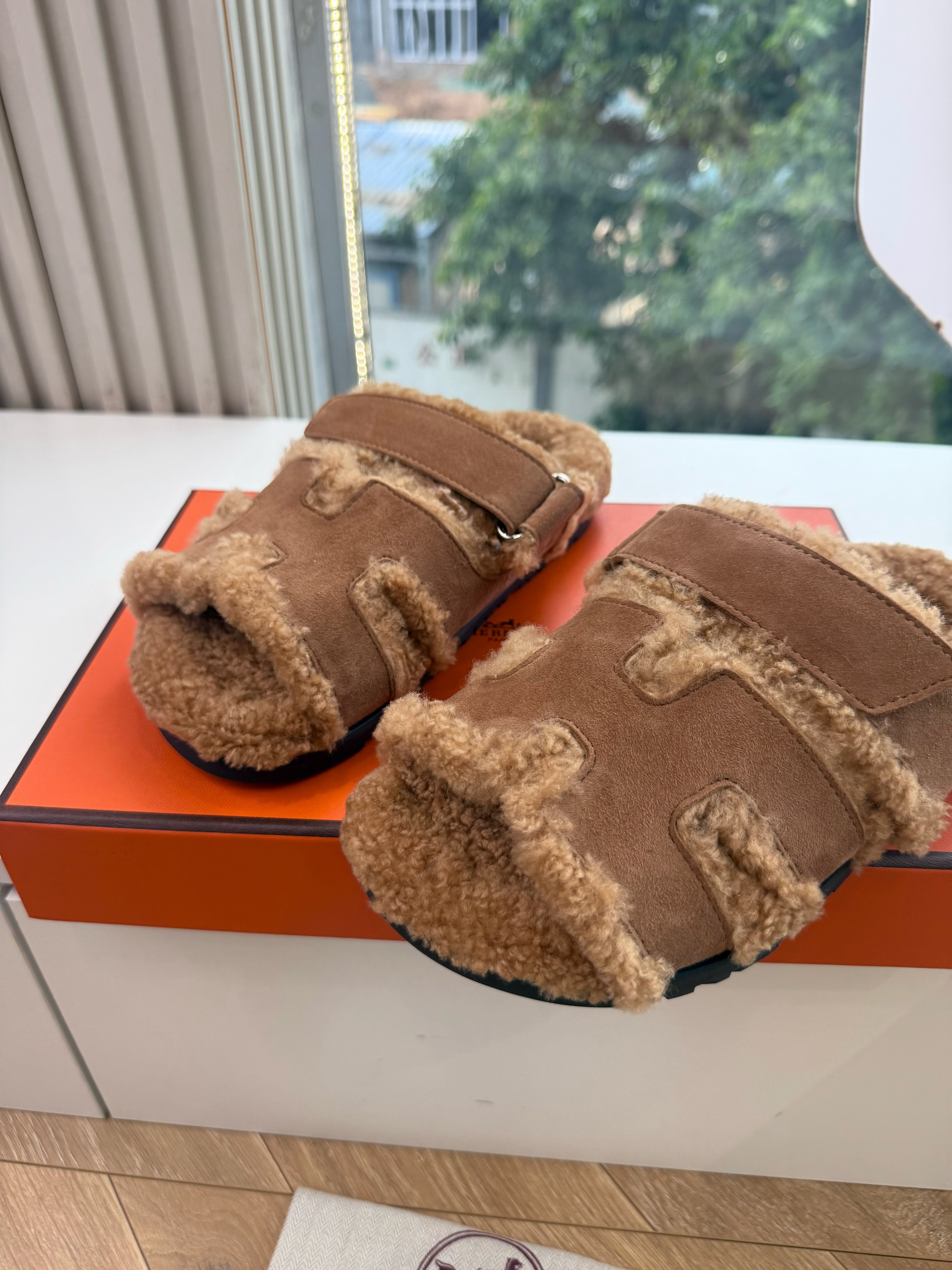 HM Chypre Sandals Gold Brown Shearling Suede 967720