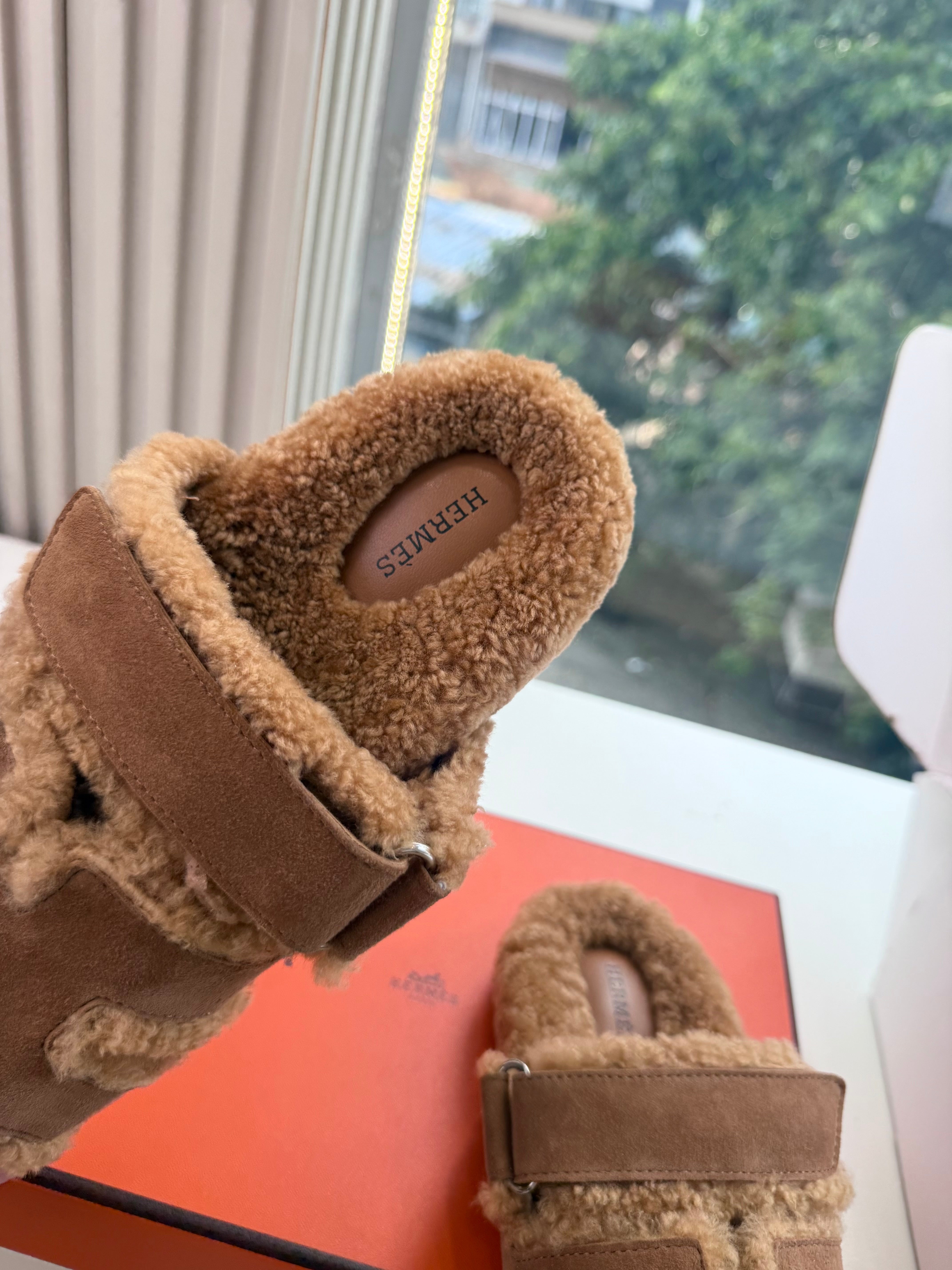 HM Chypre Sandals Gold Brown Shearling Suede 967720