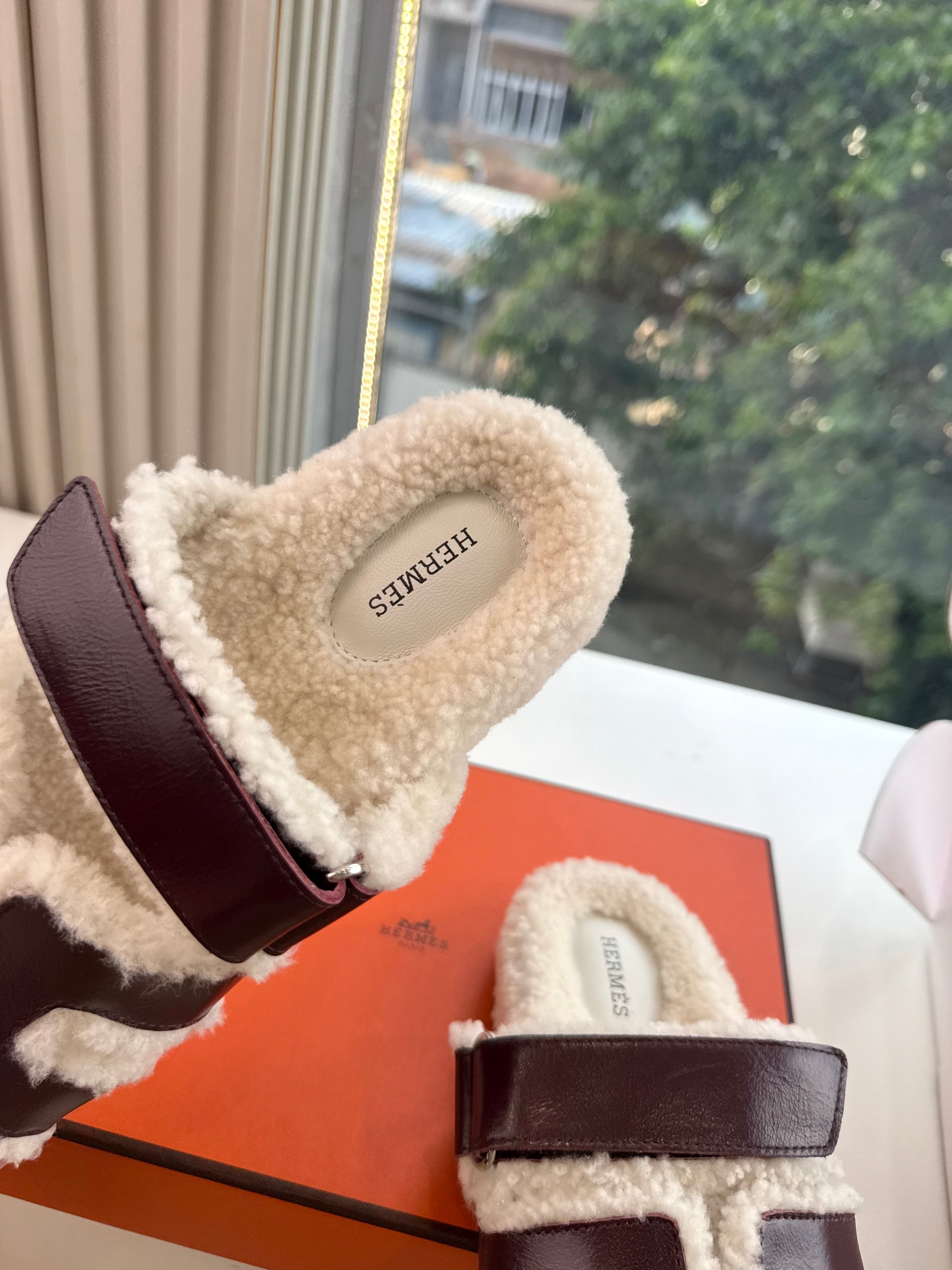 HM Chypre Sandals Ebony Brown Shearling Leather 967724