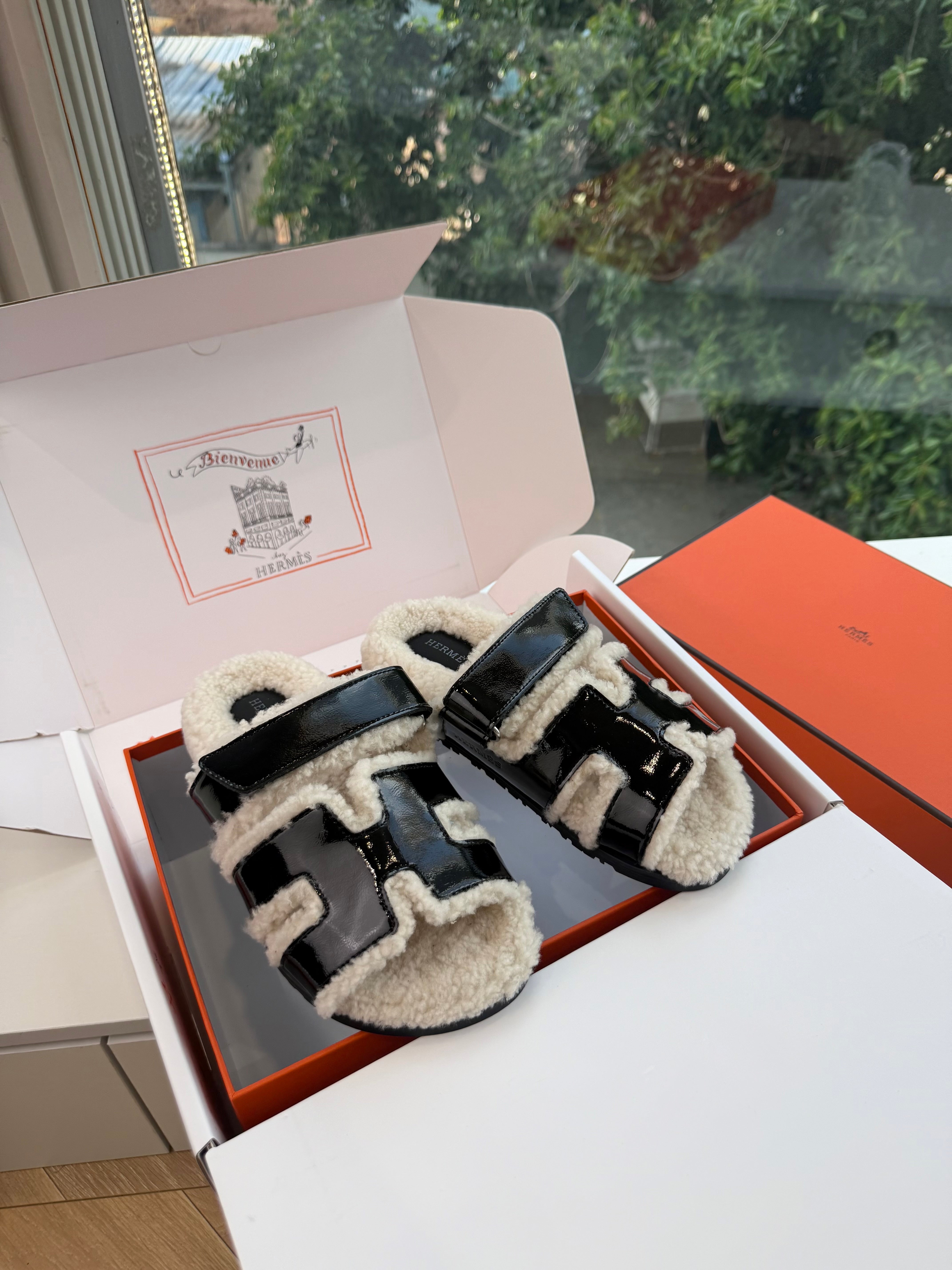 HM Chypre Sandals Black Shearling Patent Leather 967723