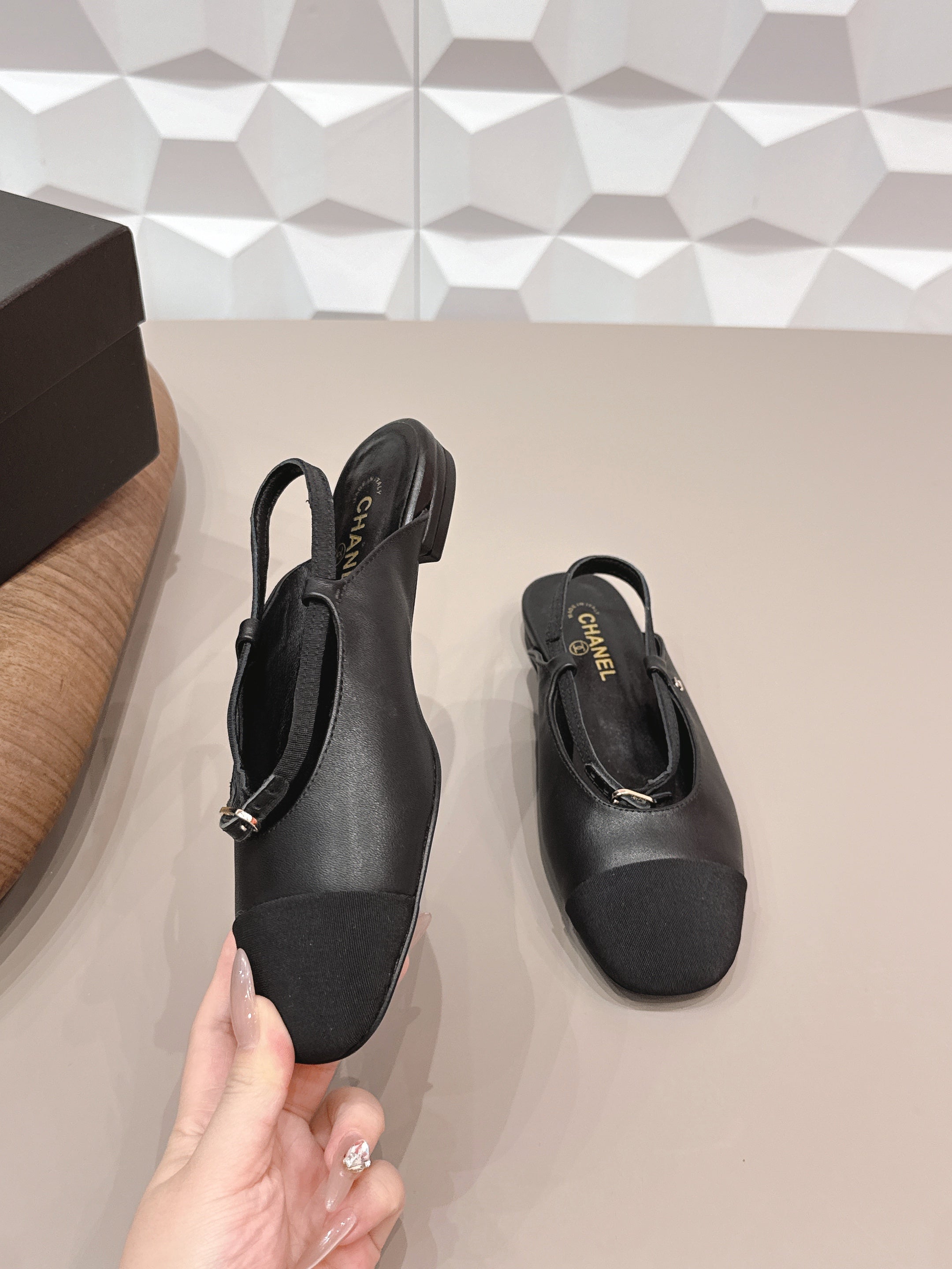 CC 26s Round-Toe Open-Back Flats Black Fabric Leather 613254