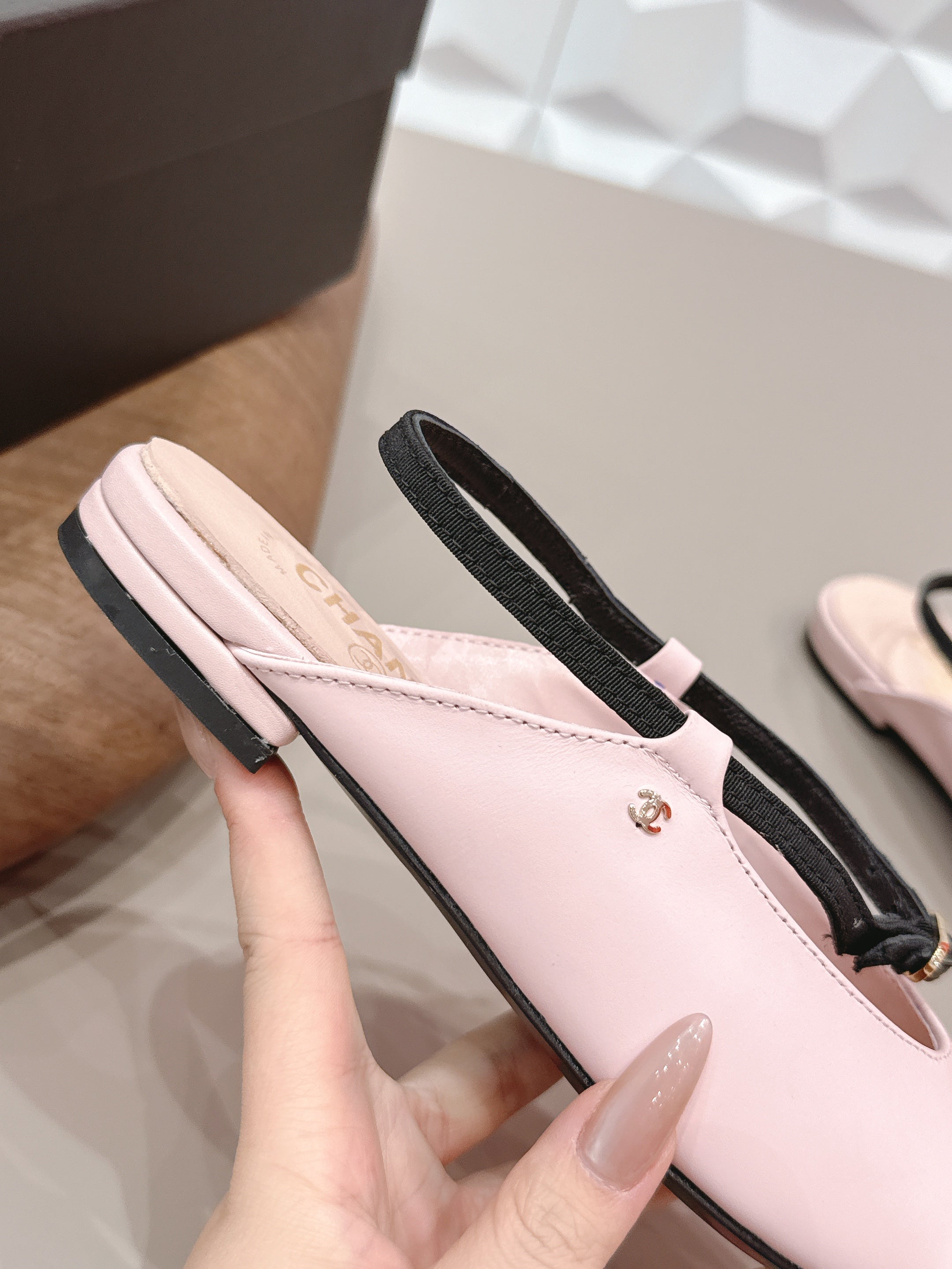 CC 26s Round-Toe Open-Back Flats Black Pink Fabric Leather 613256
