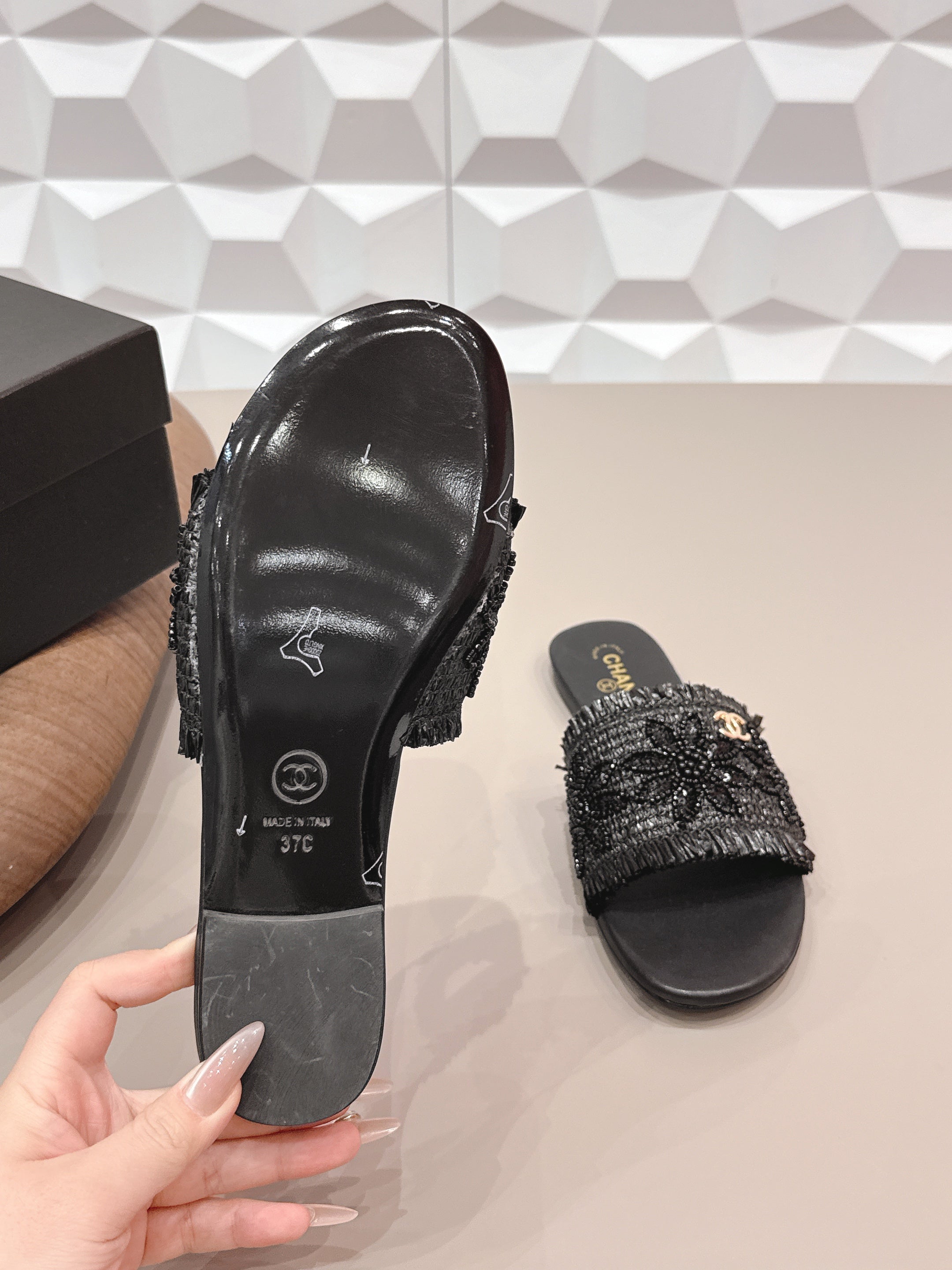 CC 26s Flat Sandals Black Straw Leather 613263