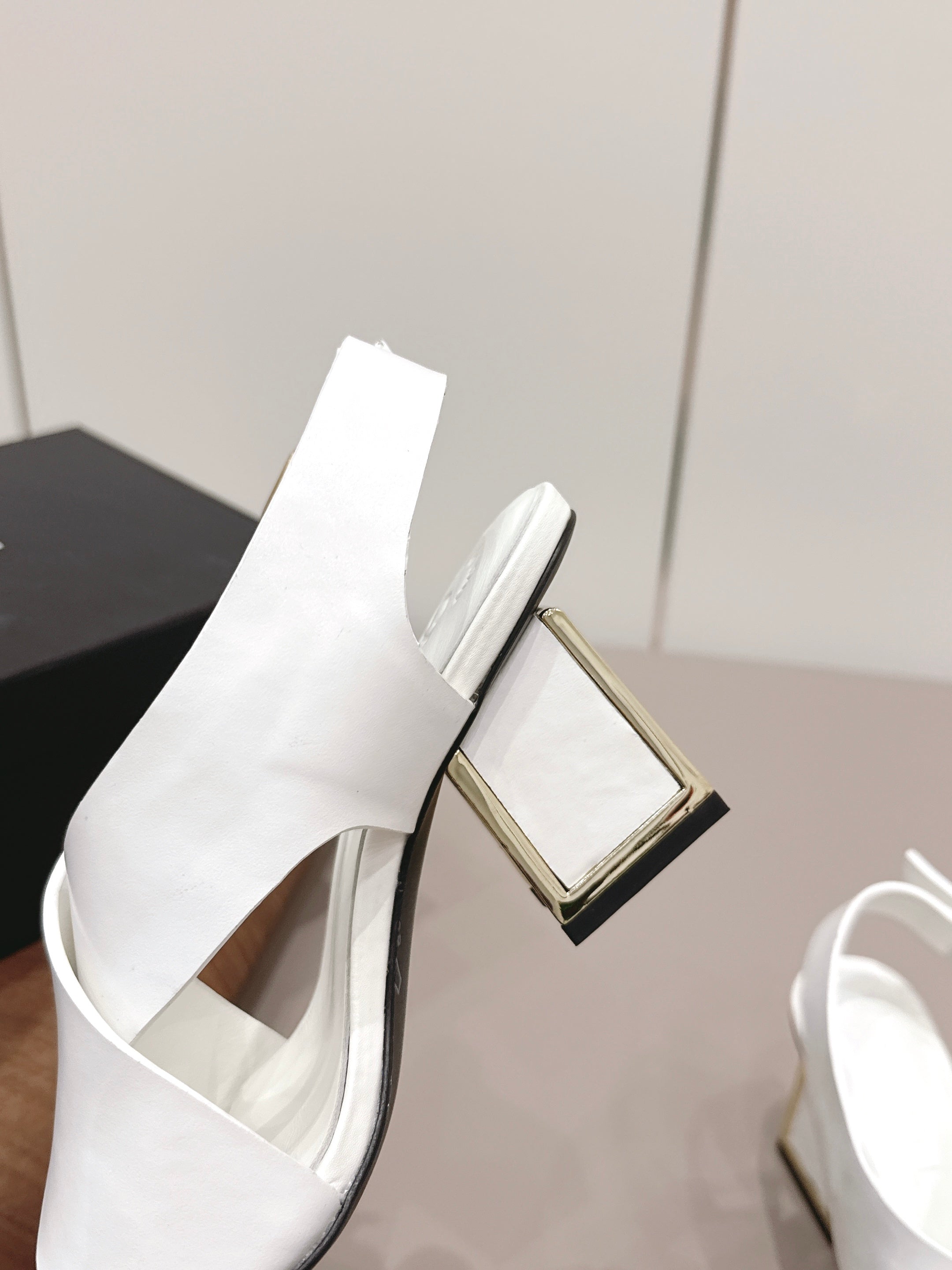 CC 26s Round-Toe Square-Heeled Sandals 7.5cm White Leather