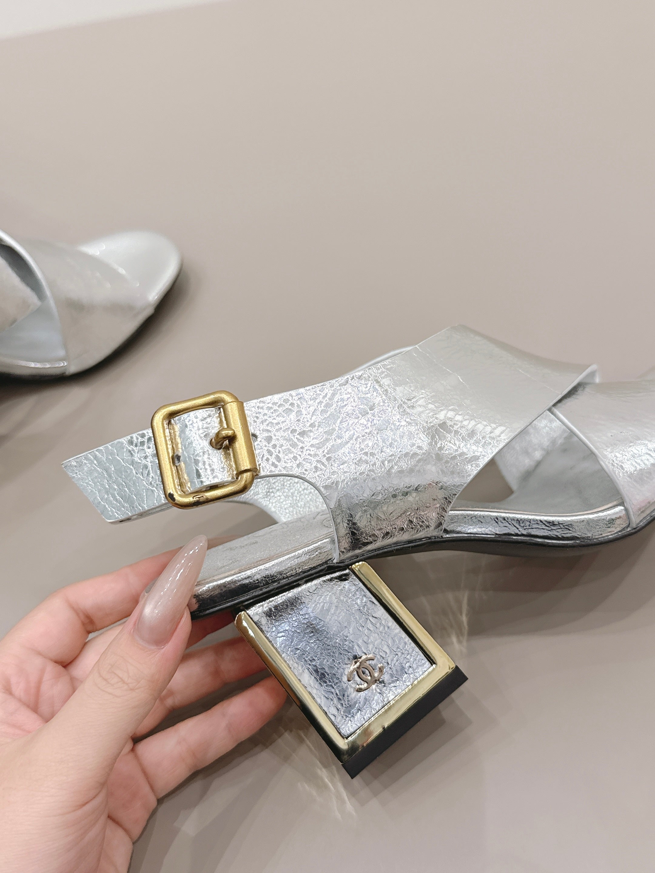 CC 26s Round-Toe Square-Heeled Sandals 7.5cm Sliver Leather