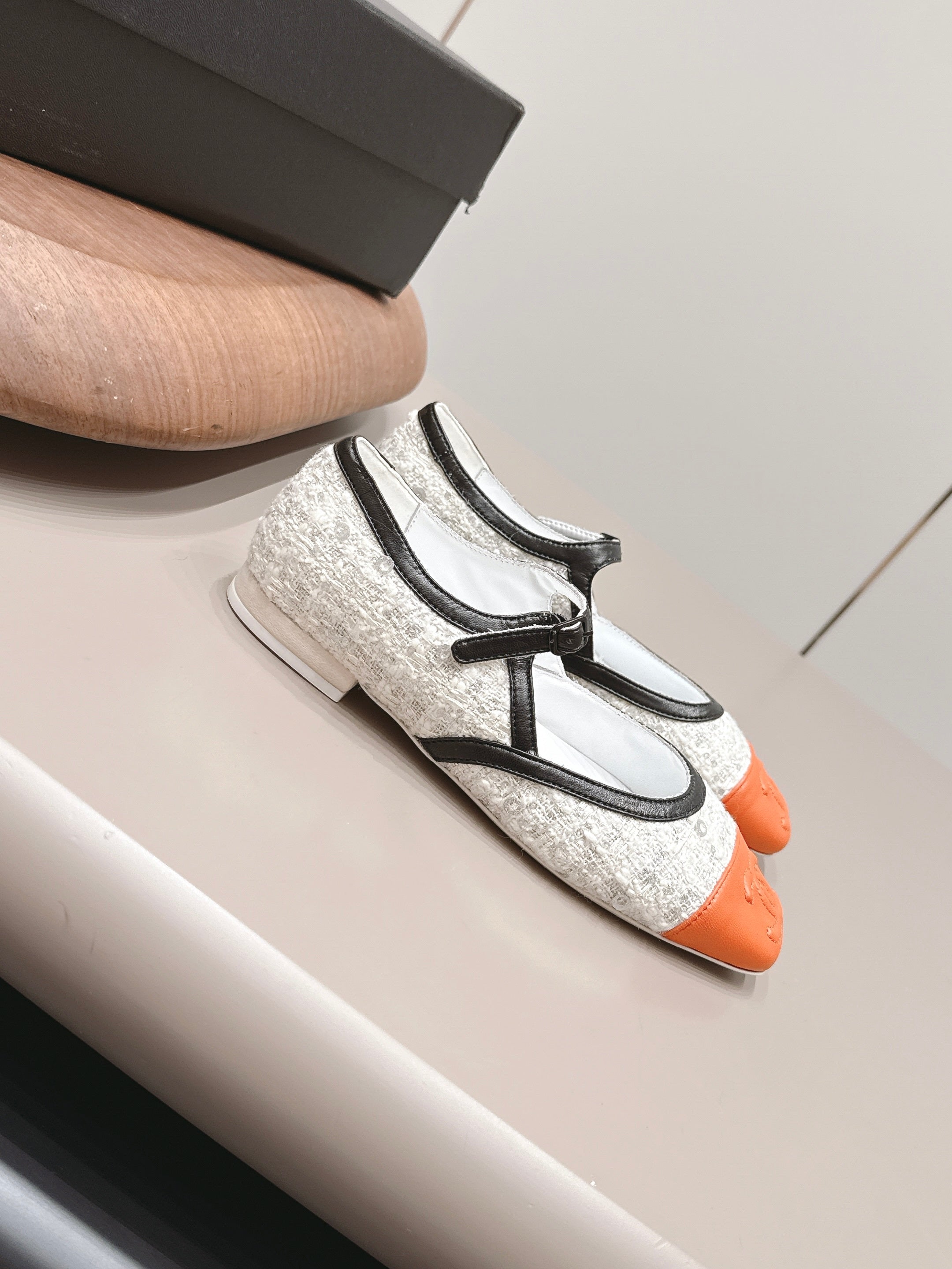 CC 26s Square-toe Ballet Flat White Orange Sheepskin Tweed 875989
