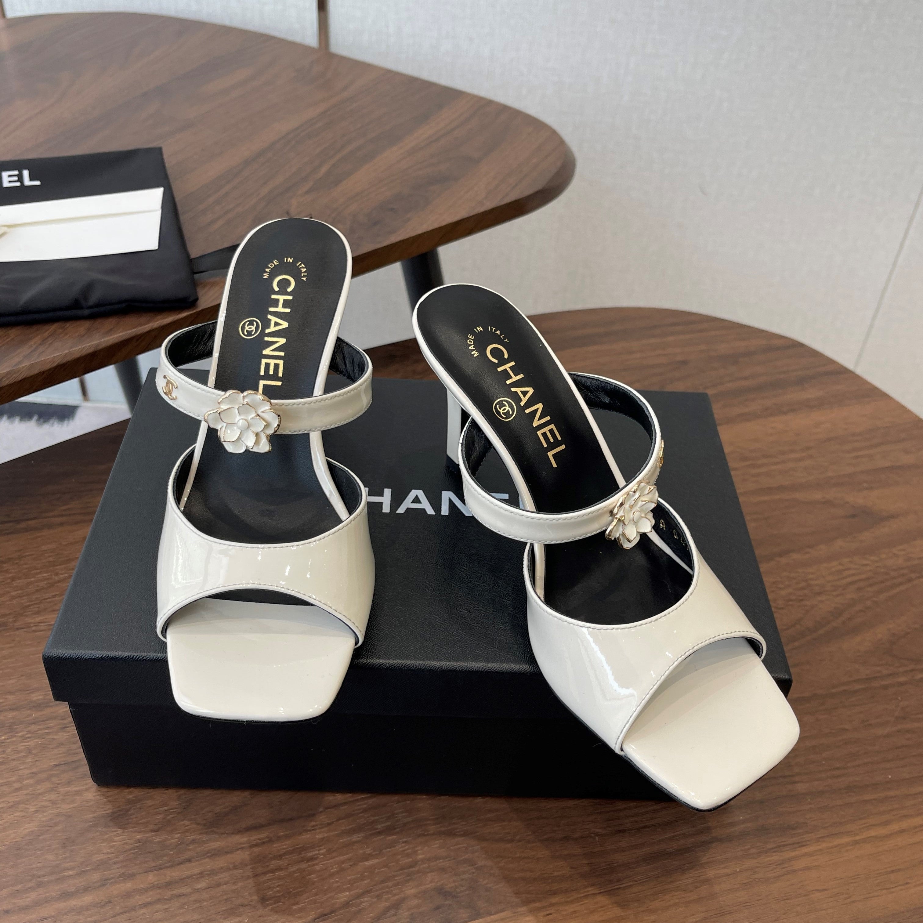 CC 26s Camellia Sandals 8cm White Patent Leather 624224