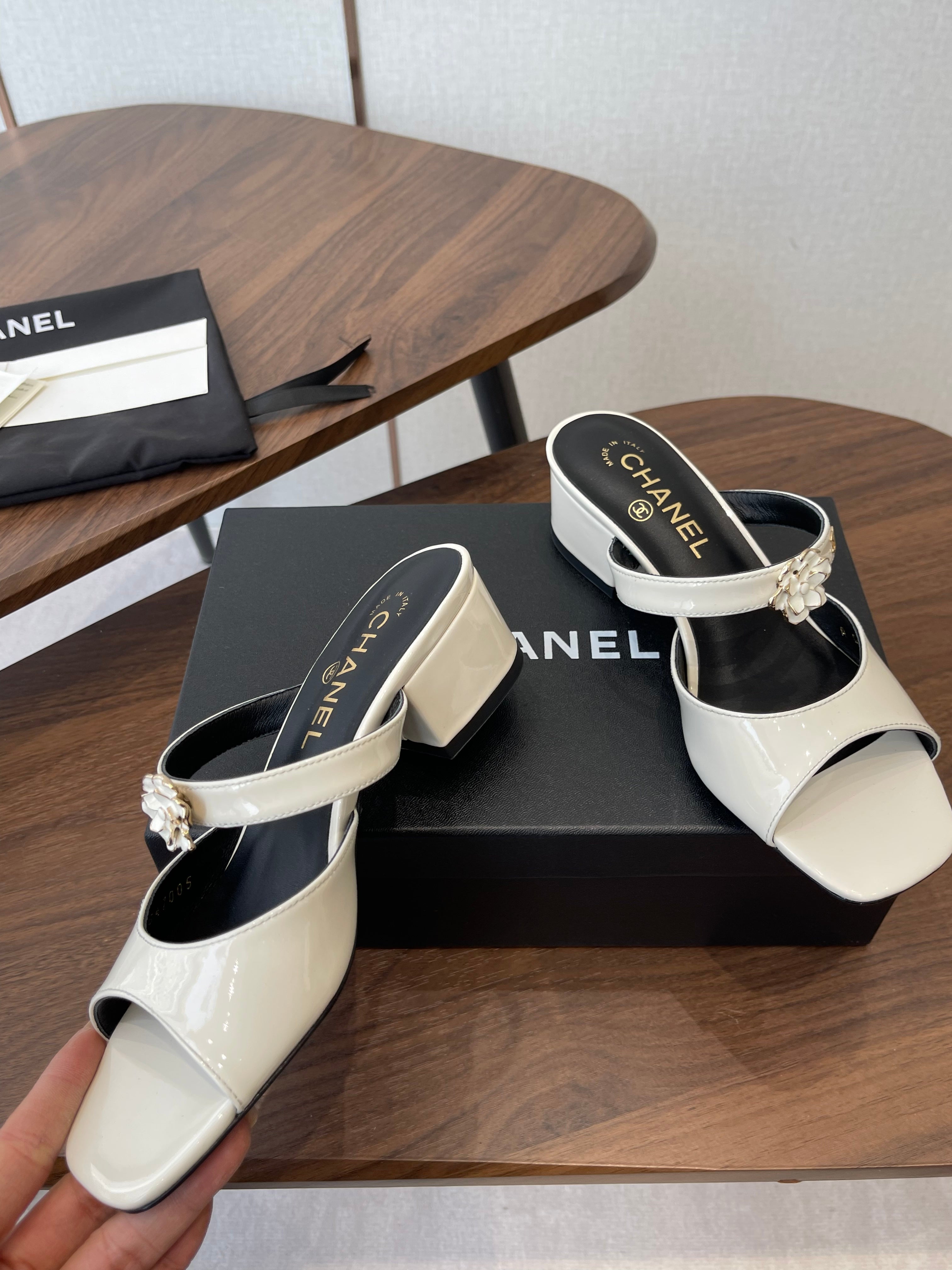 CC 26s Camellia Sandals 4.5cm White Patent Leather 624229