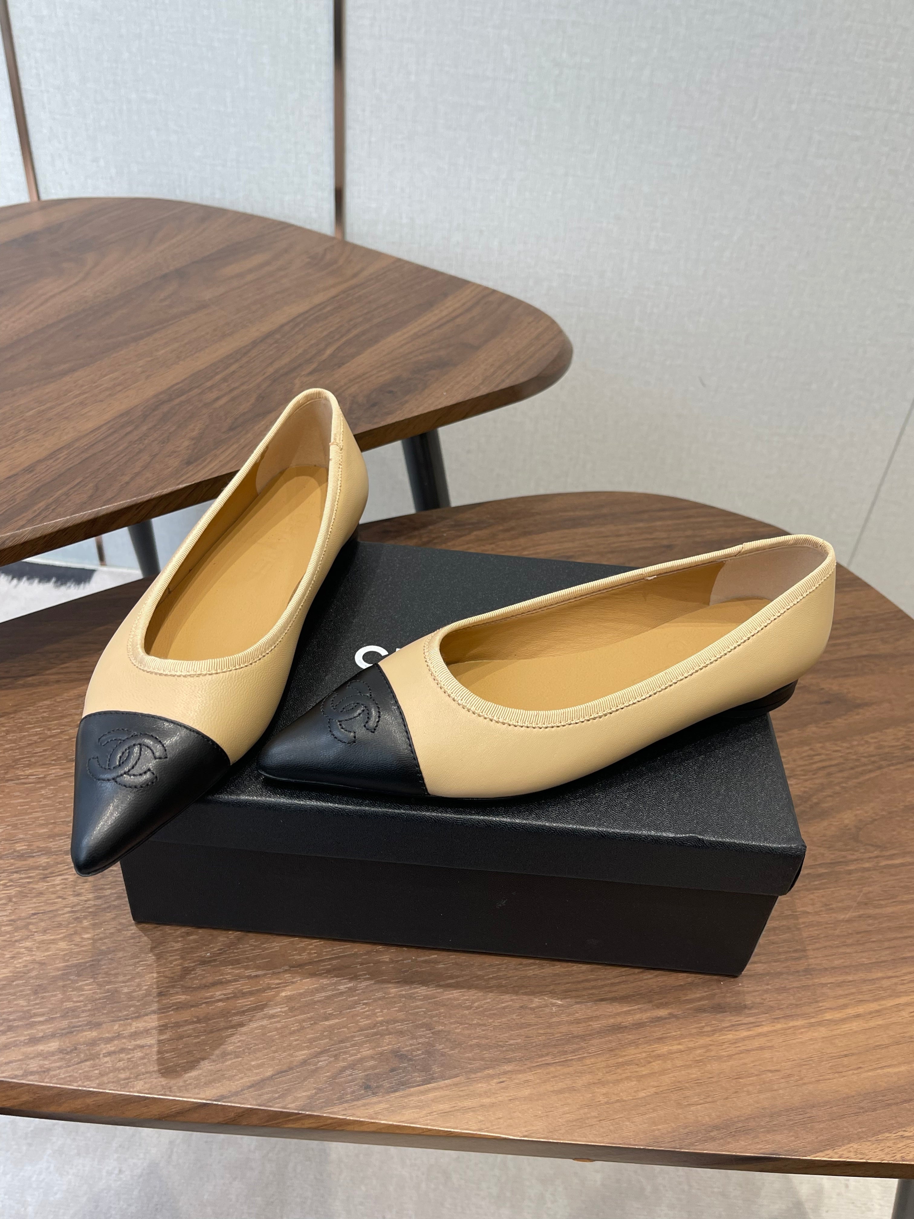 CC 26s Ballet Flats Beige Black Lambskin